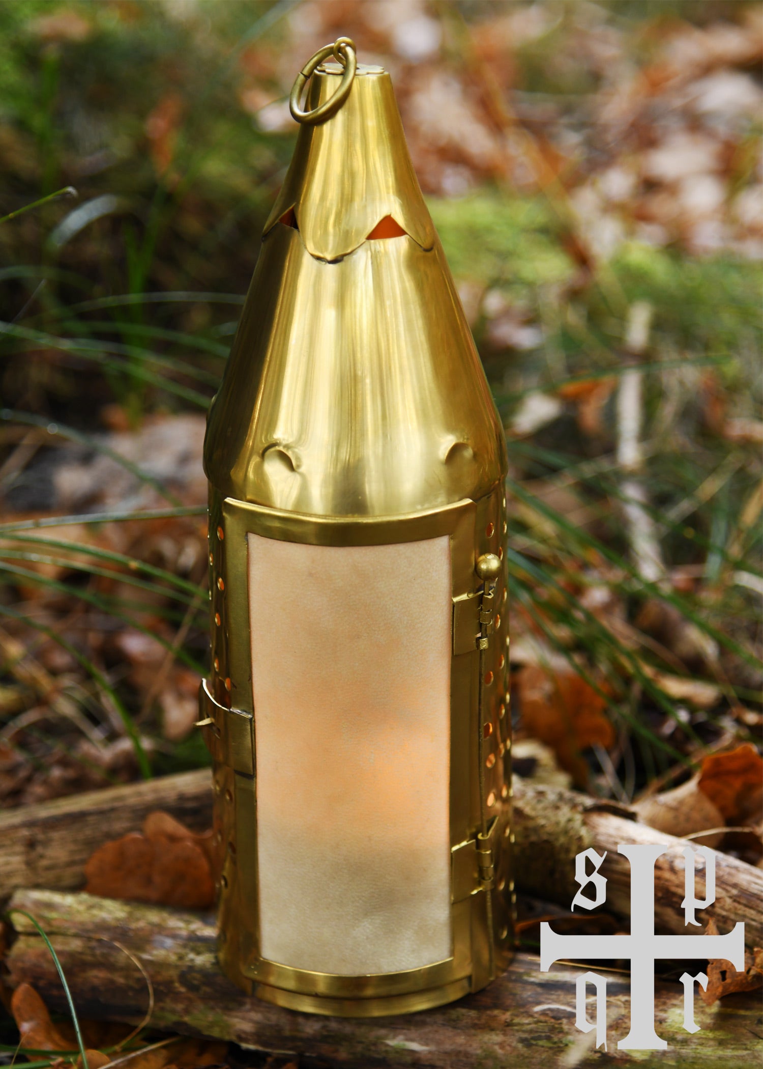 Imagen única de: Farol Medieval De Latón Con Ventana De Cuero Crudo