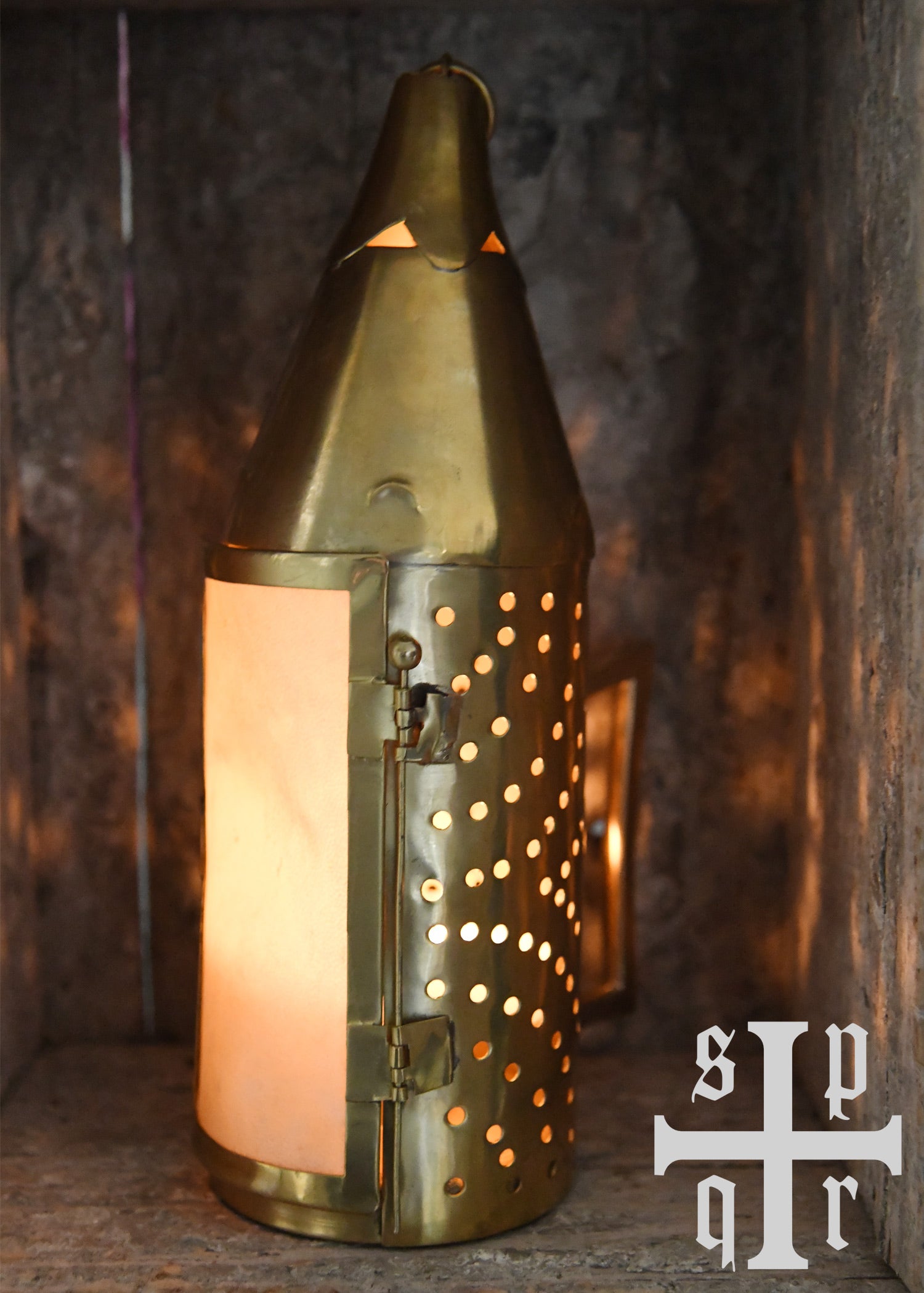 Imagen única de: Farol Medieval De Latón Con Ventana De Cuero Crudo