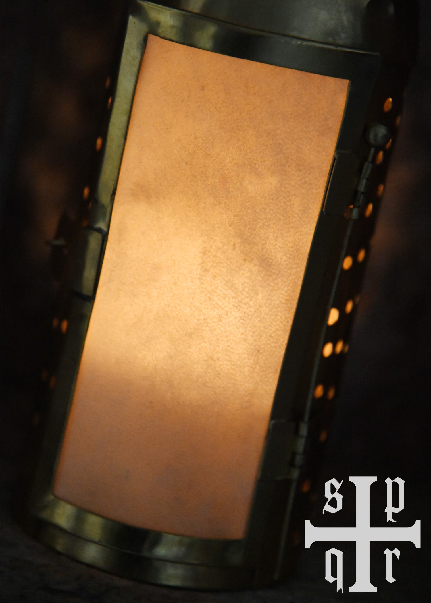 Imagen única de: Farol Medieval De Latón Con Ventana De Cuero Crudo