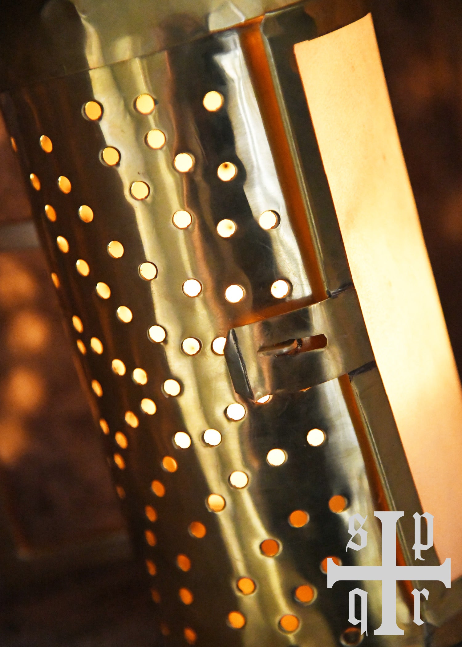 Imagen única de: Farol Medieval De Latón Con Ventana De Cuero Crudo