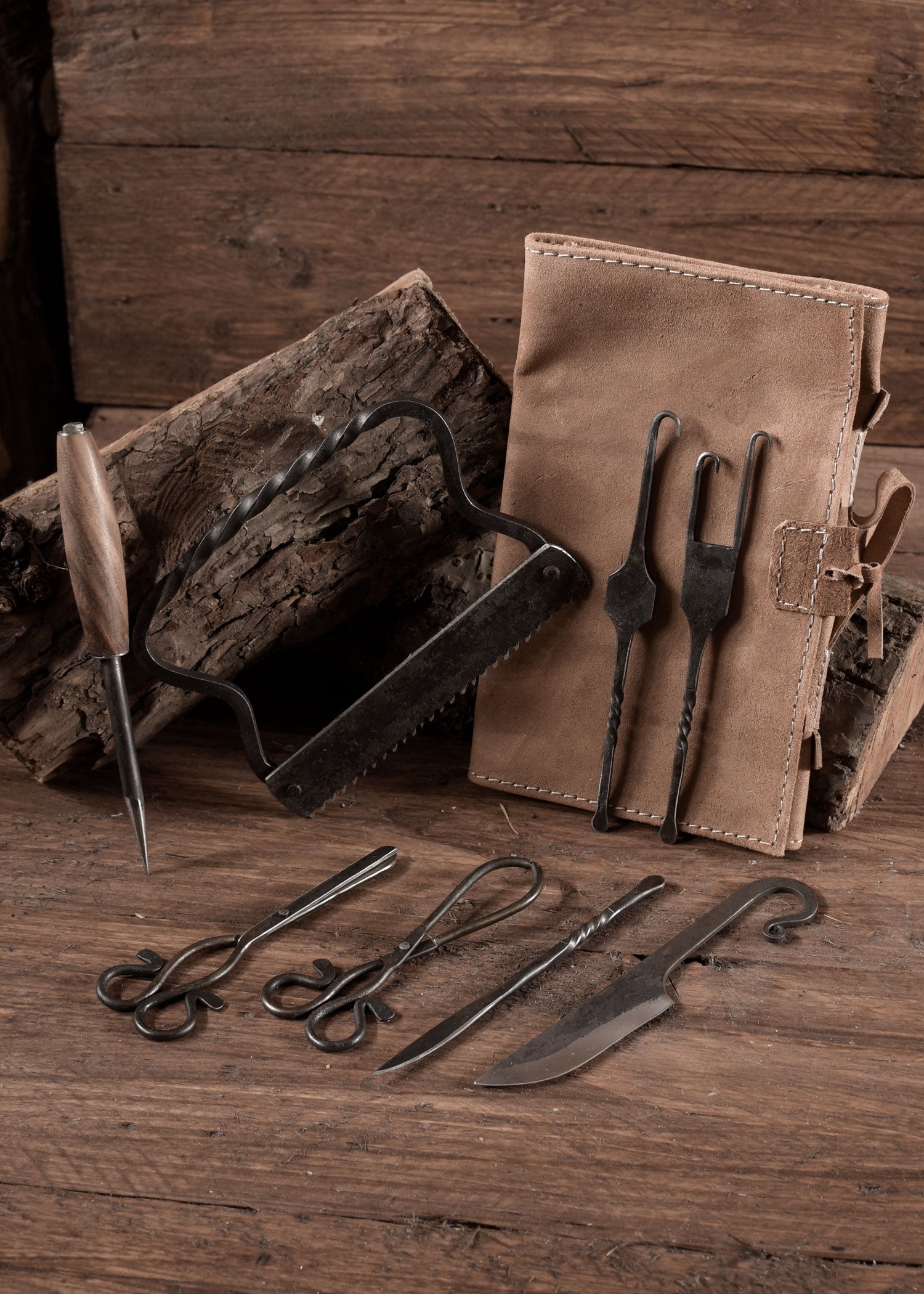 Imagen única de: Cubiertos De Cirujano Medievales Forjados Con Estuche De Cuero.