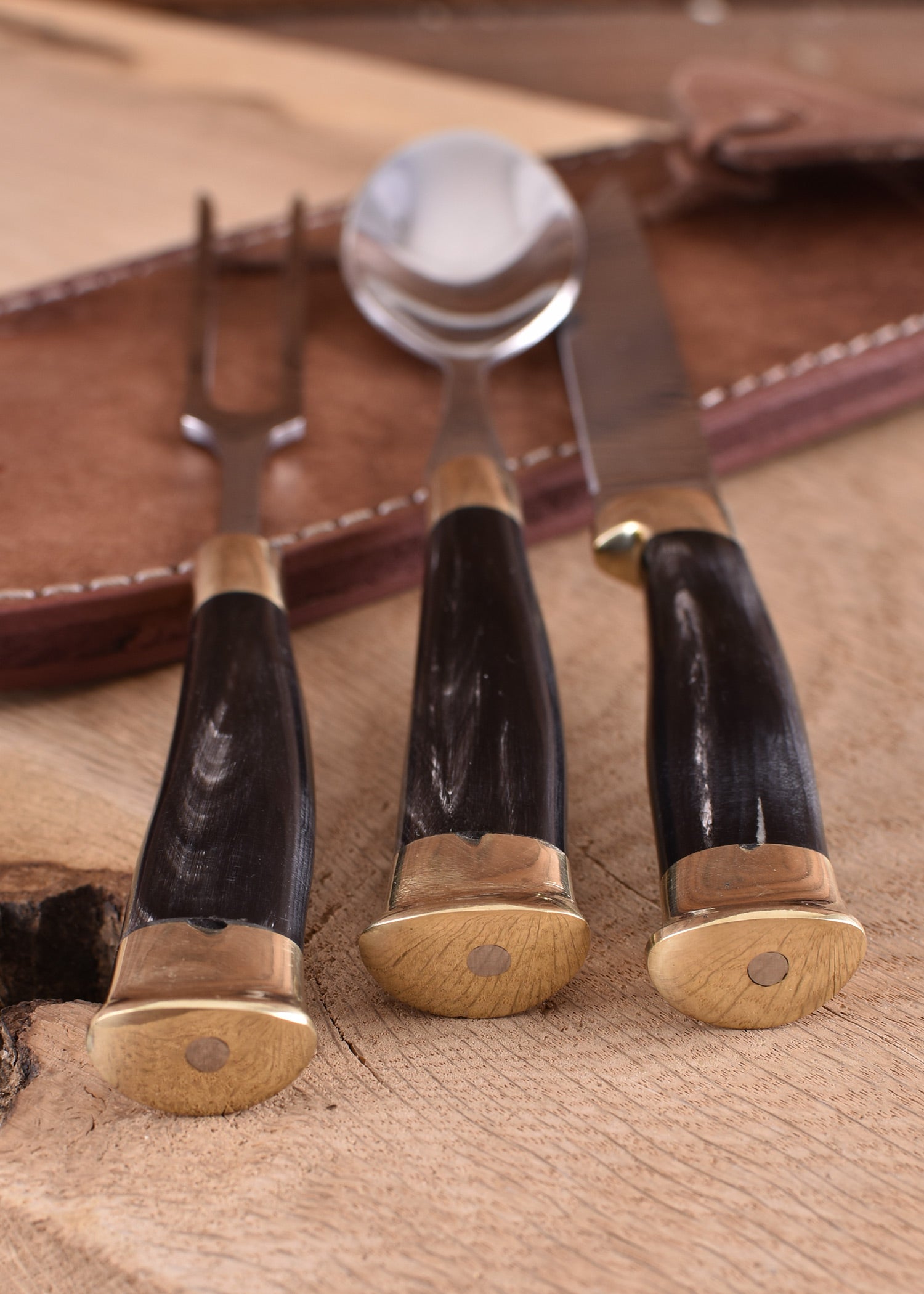 Imagen única de: Cubiertos Medievales De 3 Piezas Con Estuche De Cuero Y Mango De Asta.