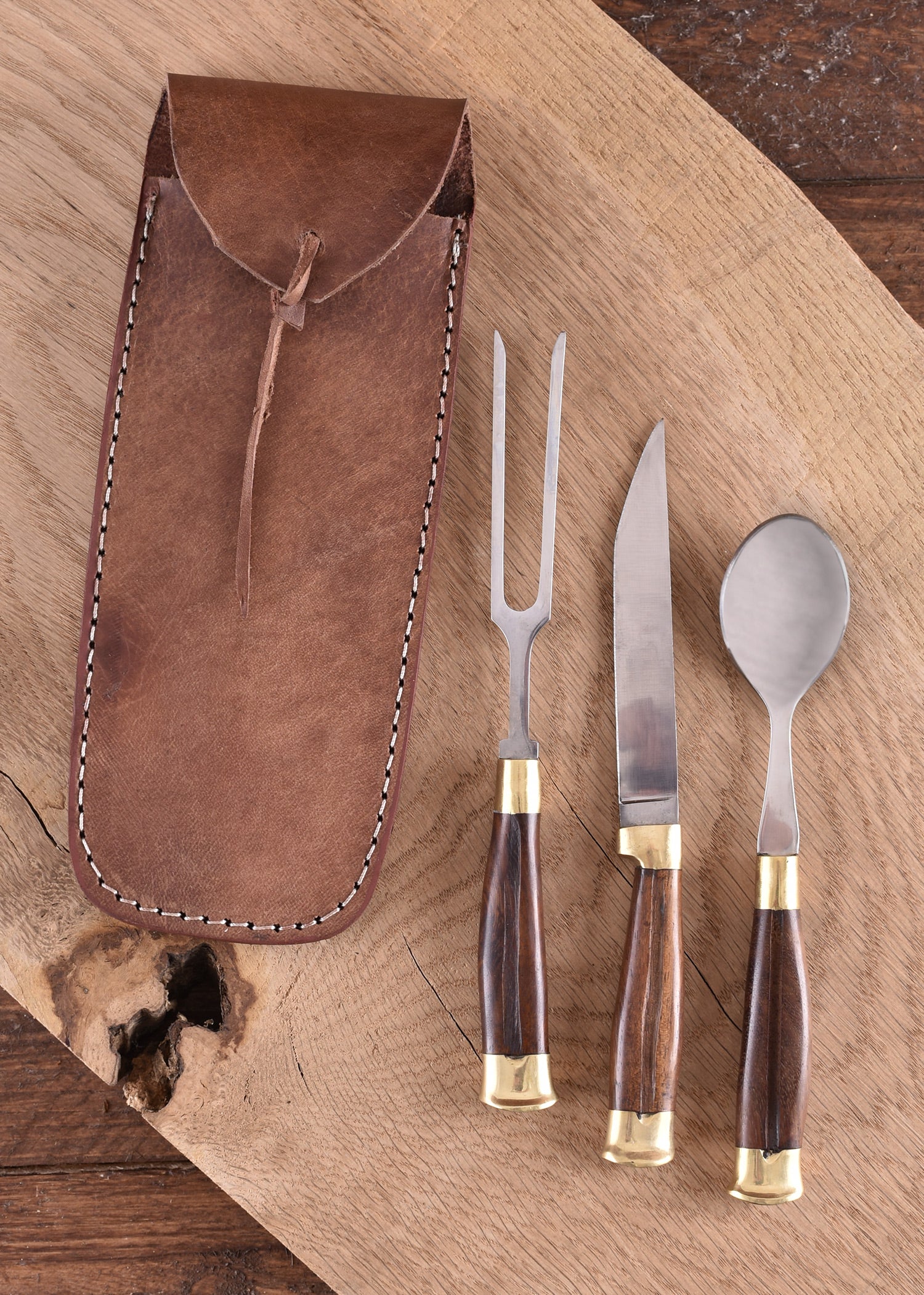 Imagen única de: Cubiertos Medievales De 3 Piezas Con Estuche De Cuero Y Mango De Madera.