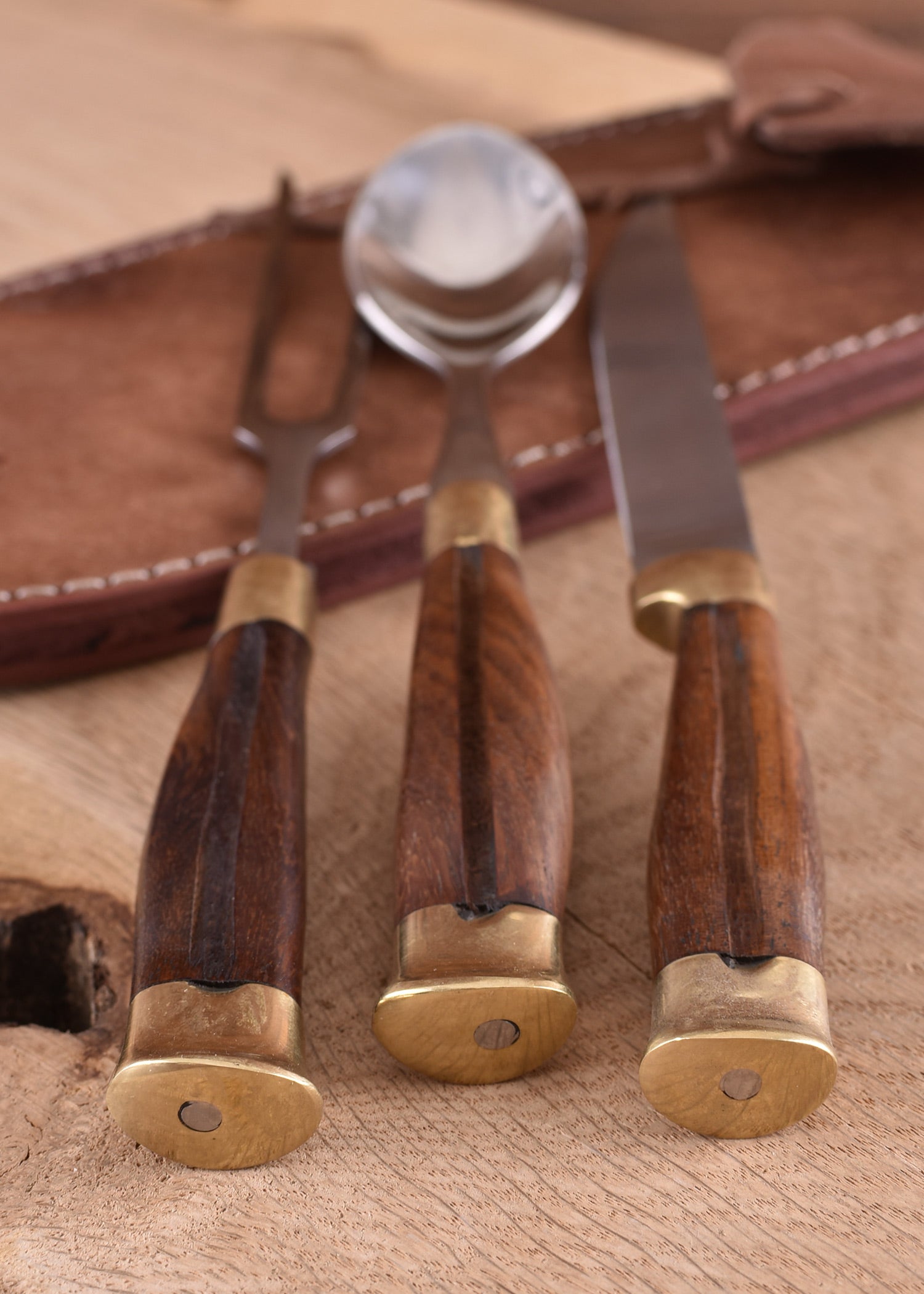 Imagen única de: Cubiertos Medievales De 3 Piezas Con Estuche De Cuero Y Mango De Madera.