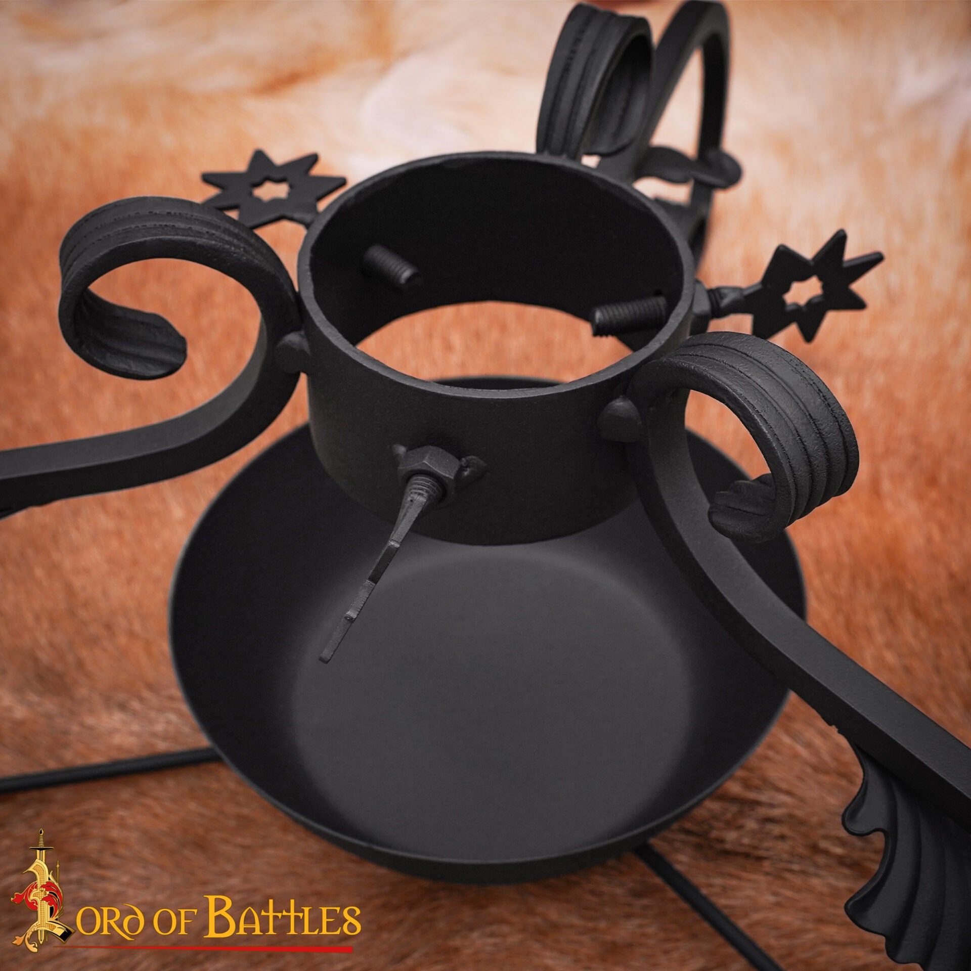 Imagen única de: Soporte de Hierro Forjado Medieval del Siglo Xiv - Pantalla de Volutas Forjadas a Mano con Acabado en Negro Aceite