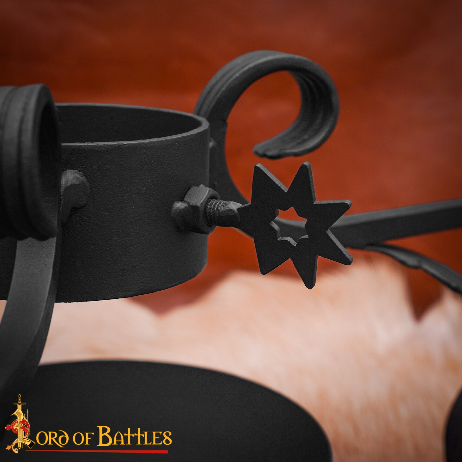 Imagen única de: Soporte de Hierro Forjado Medieval del Siglo Xiv - Pantalla de Volutas Forjadas a Mano con Acabado en Negro Aceite