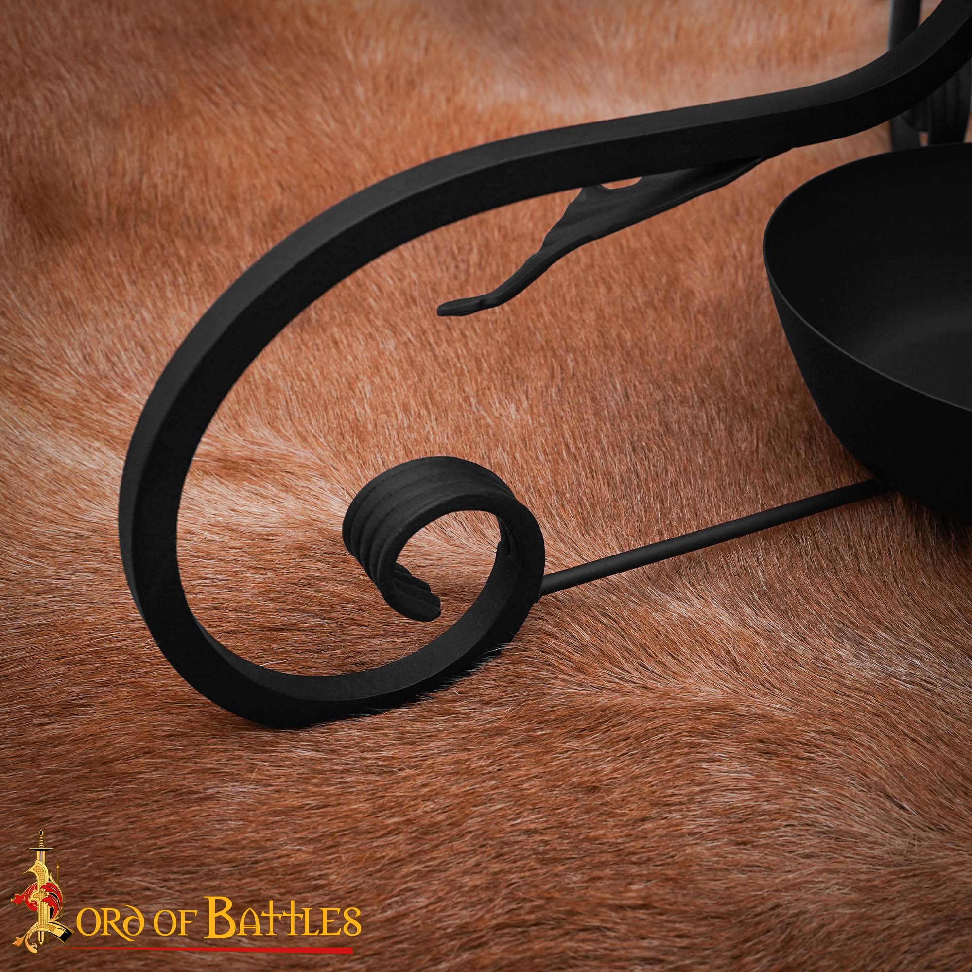 Imagen única de: Soporte de Hierro Forjado Medieval del Siglo Xiv - Pantalla de Volutas Forjadas a Mano con Acabado en Negro Aceite