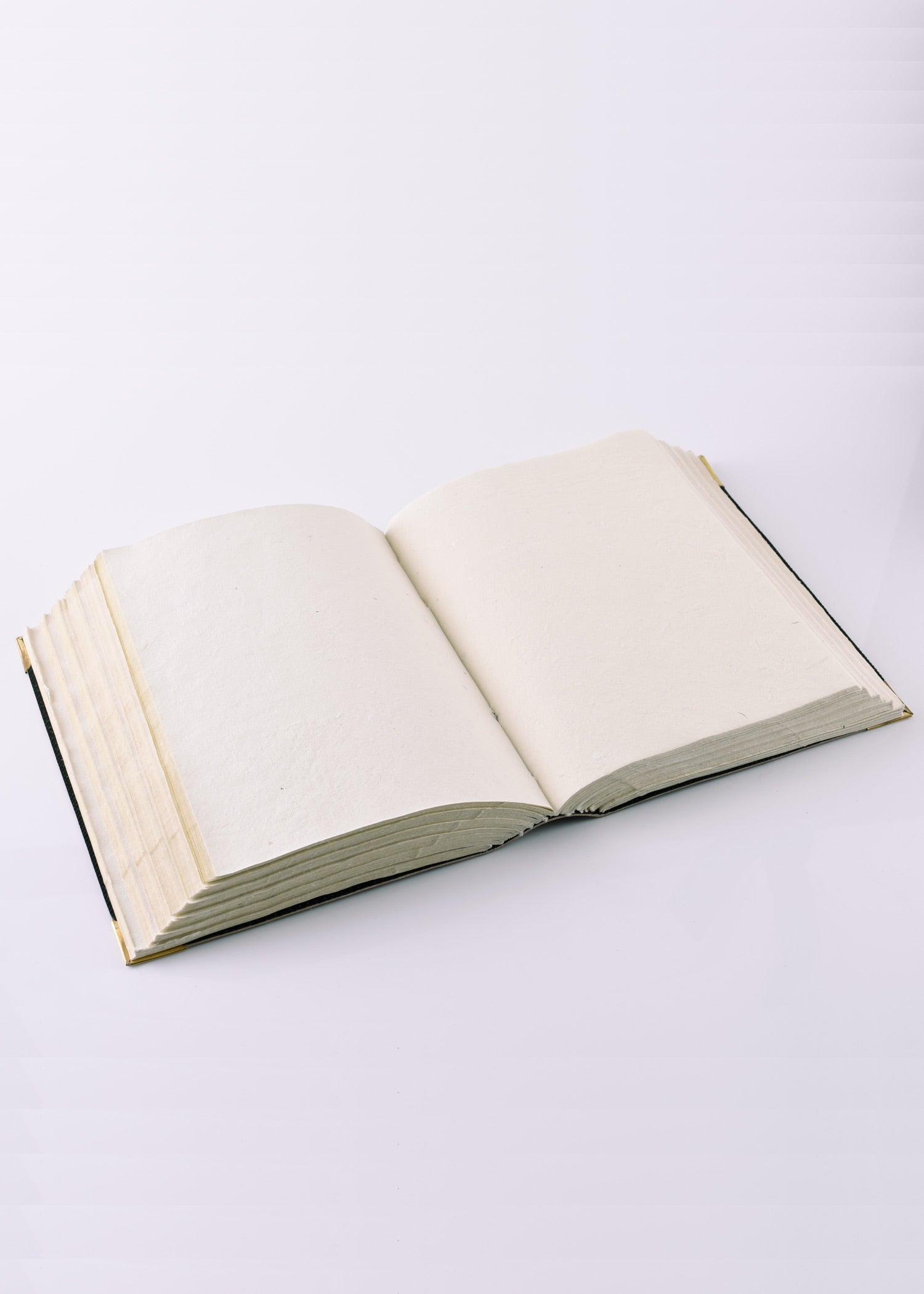 Imagen única de: Libro De Cuero Negro Con Pentagrama, Aprox. 18 X 23 Cm.