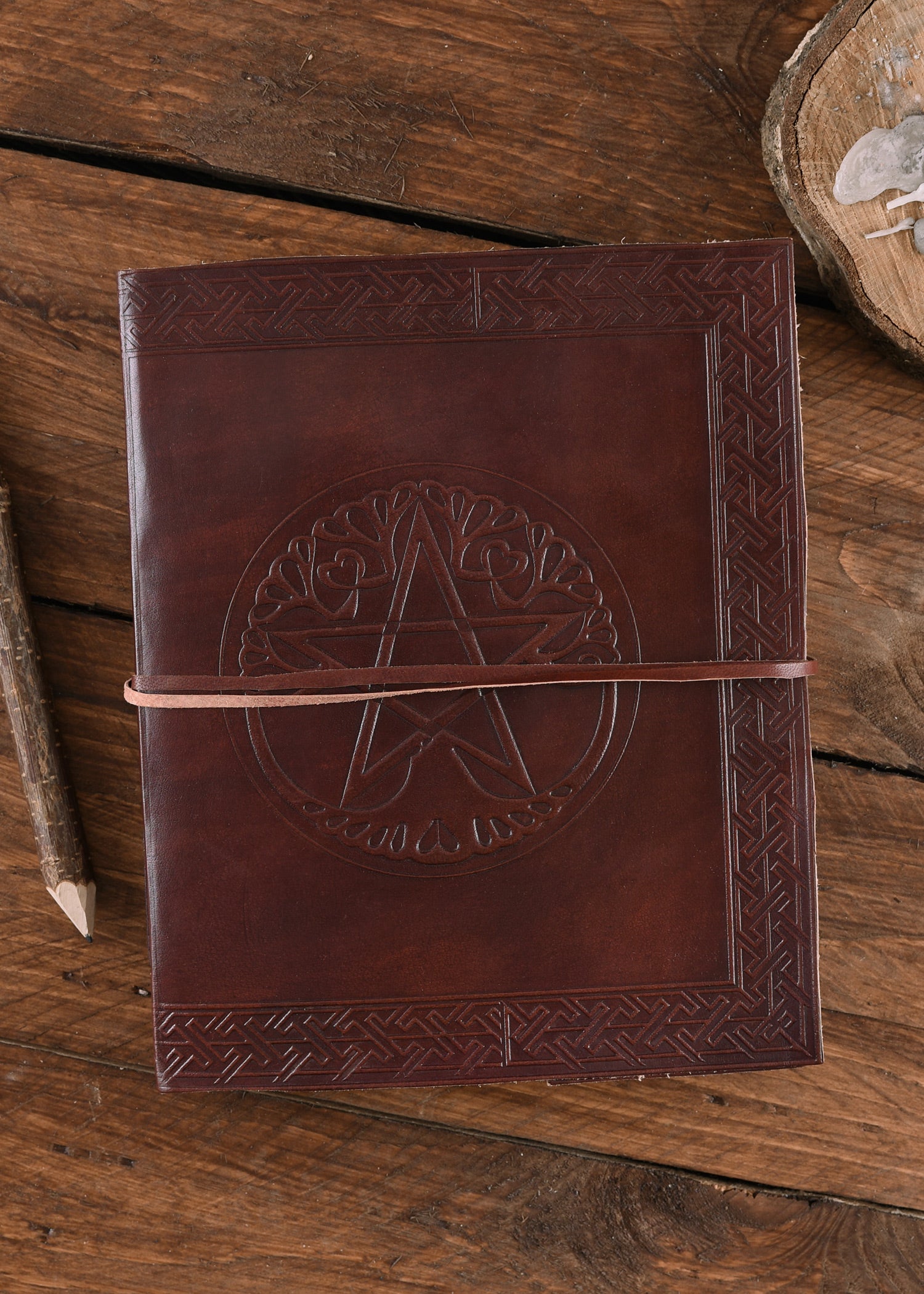 Imagen única de: Libro Grande De Piel Con Pentagrama, Marrón, Aprox. 20 X 25 Cm