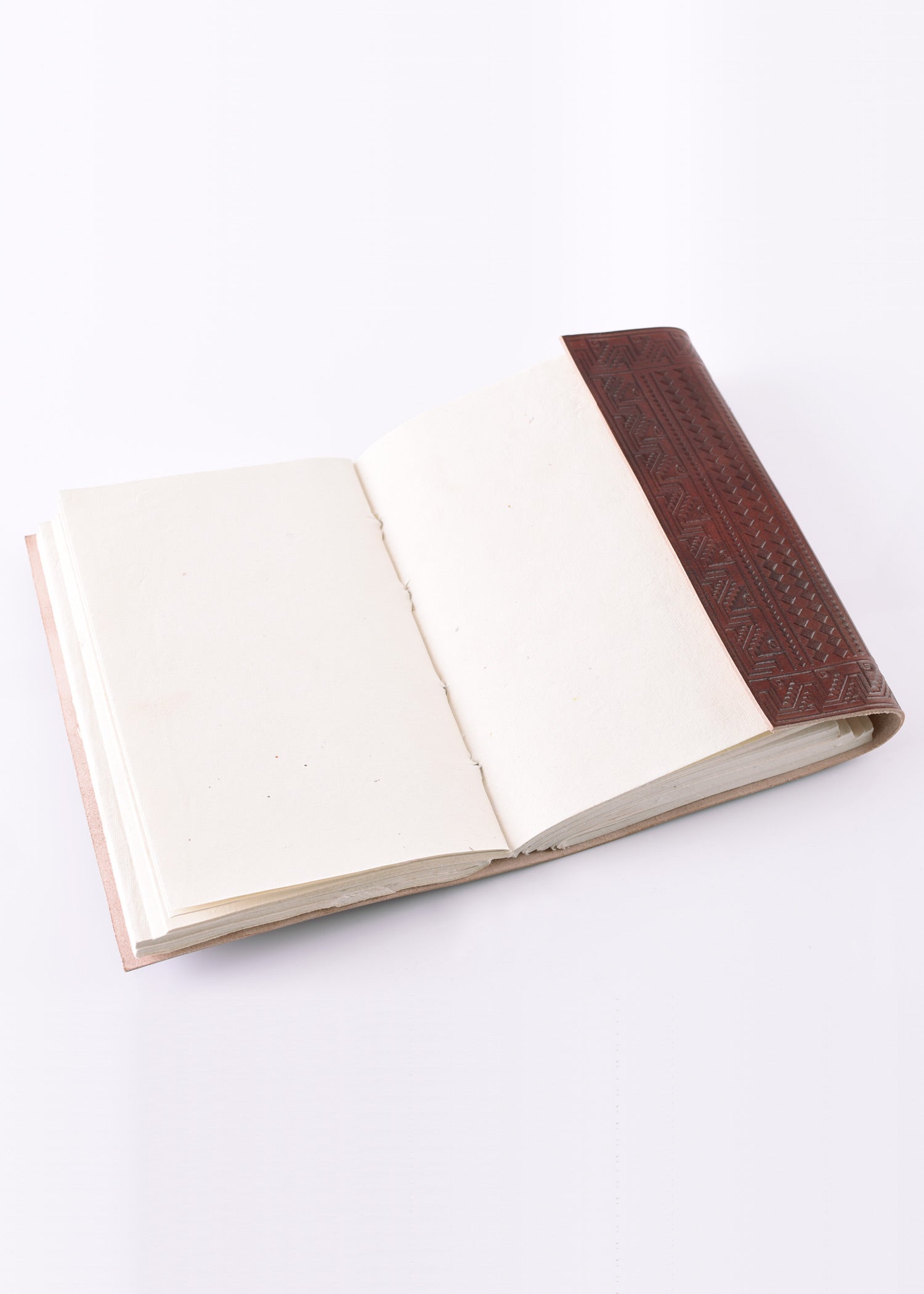 Imagen única de: Libro De Cuero Con Pentagrama, Aprox. 21 X 14 Cm.