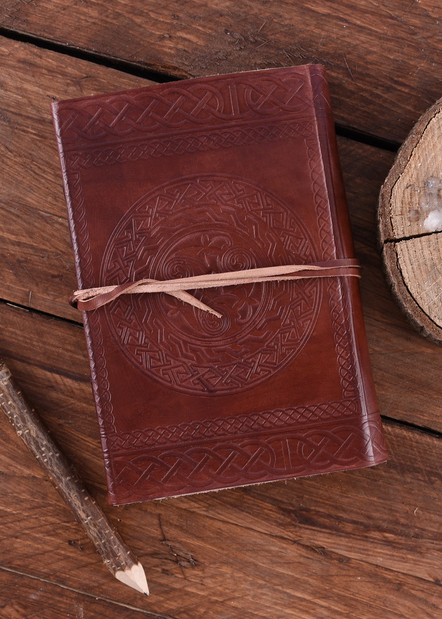 Imagen única de: Libro De Cuero Con Motivo Celta, Aprox. 21 X 14 Cm.