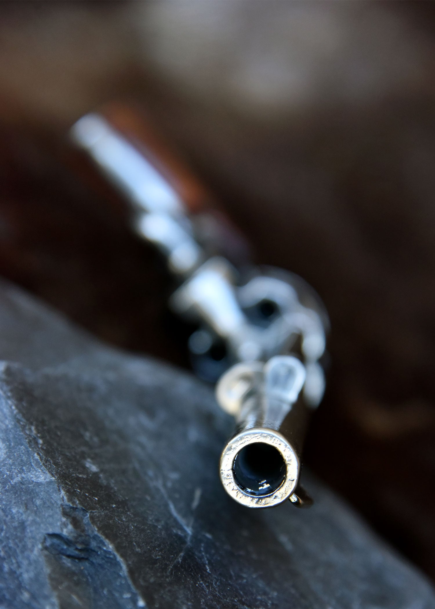 Imagen única de: Colt Revolver .45, Caballería De Ee. Uu. 1873, Acabado En Níquel Pulido Y Madera, Réplica