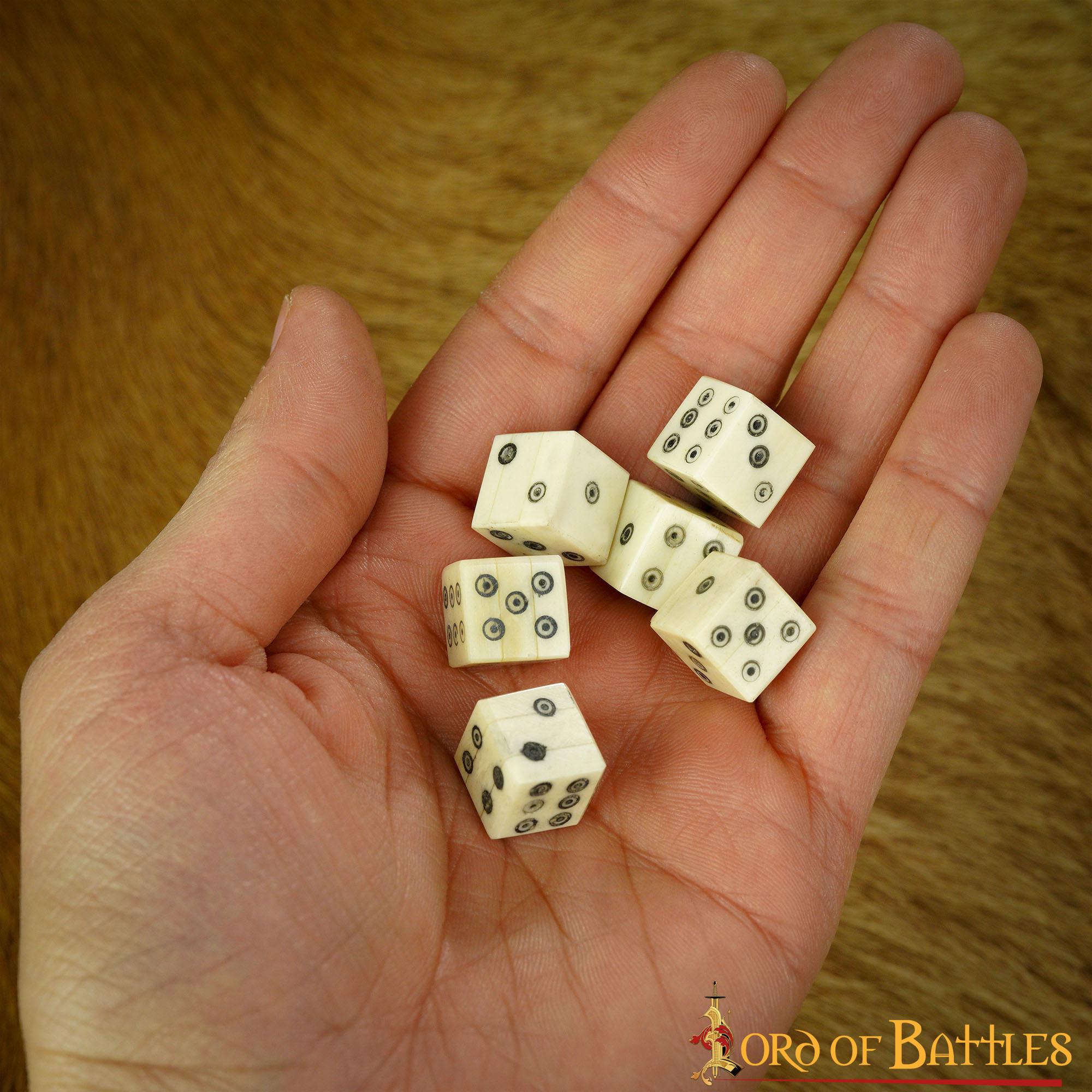 Imagen única de: Dados Romanos de Hueso con Teselas - Juego de 6 Dados en Espiral Hechos a Mano (hueso Pulido)