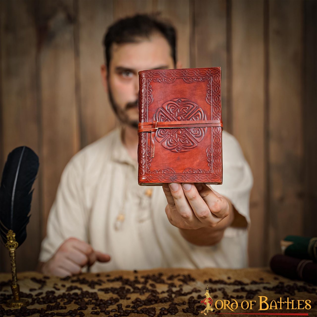 Imagen única de: Diario Medieval Repujado Diario de Piel Auténtica Hecho a Mano