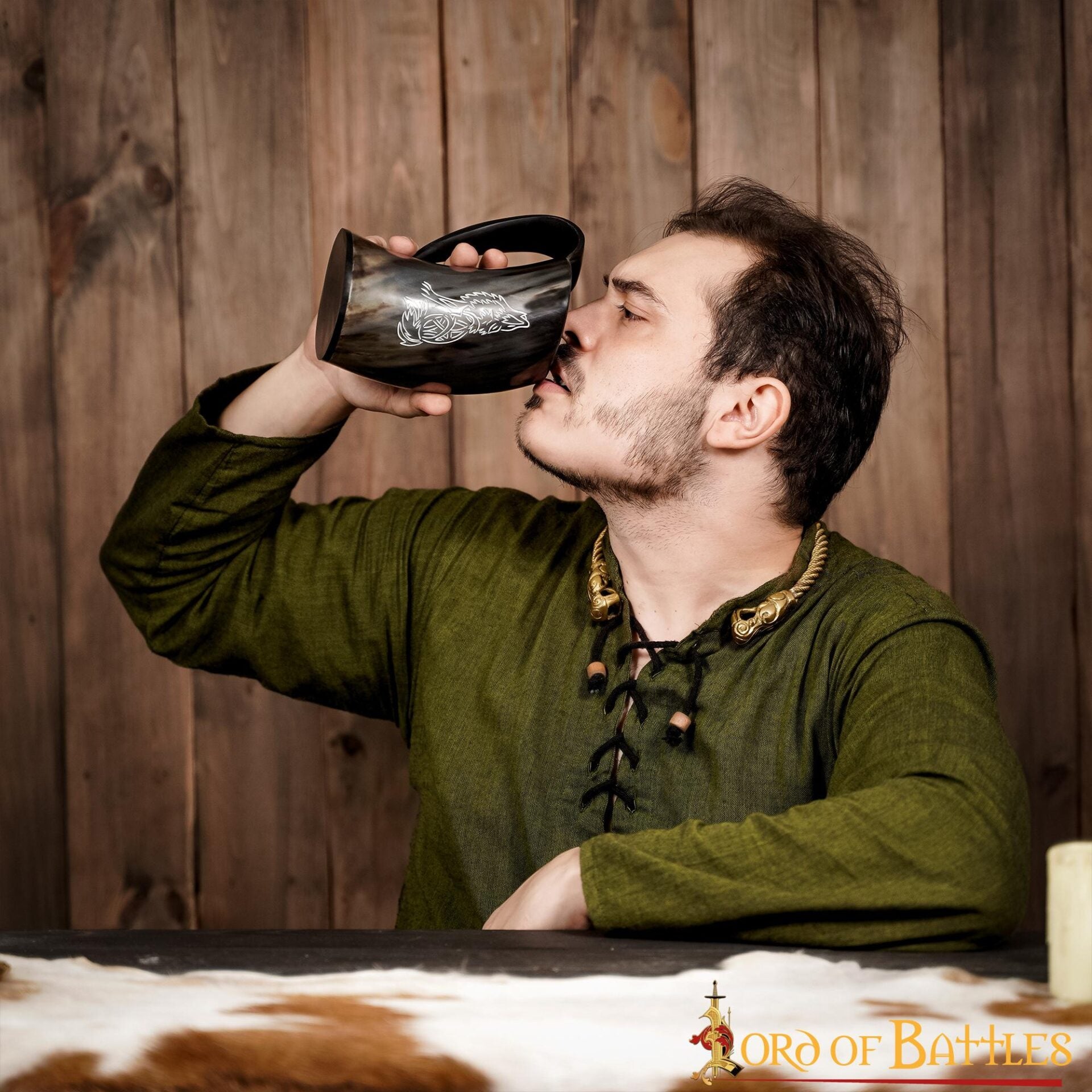 Imagen única de: Jarro Vikingo de Cuerno con Nudos de Lobo Celta (600ml)
