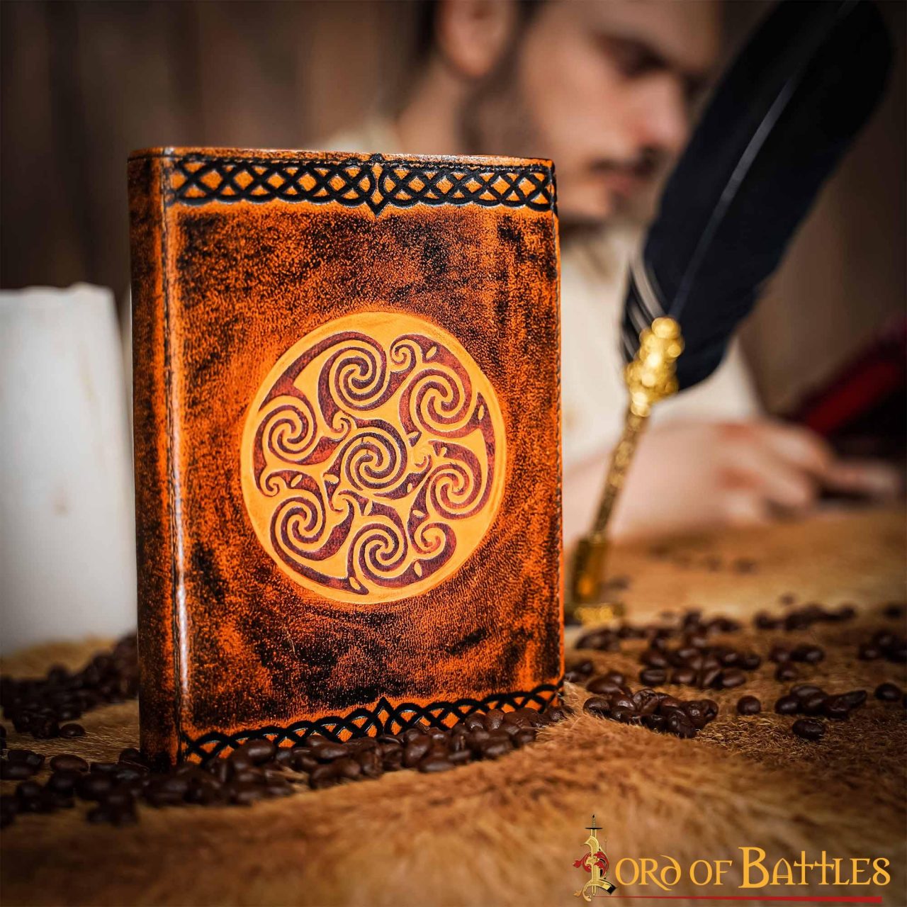 Imagen única de: Diario Medieval de Piel Auténtica Hecho a Mano con Diseño Celta en Espiral