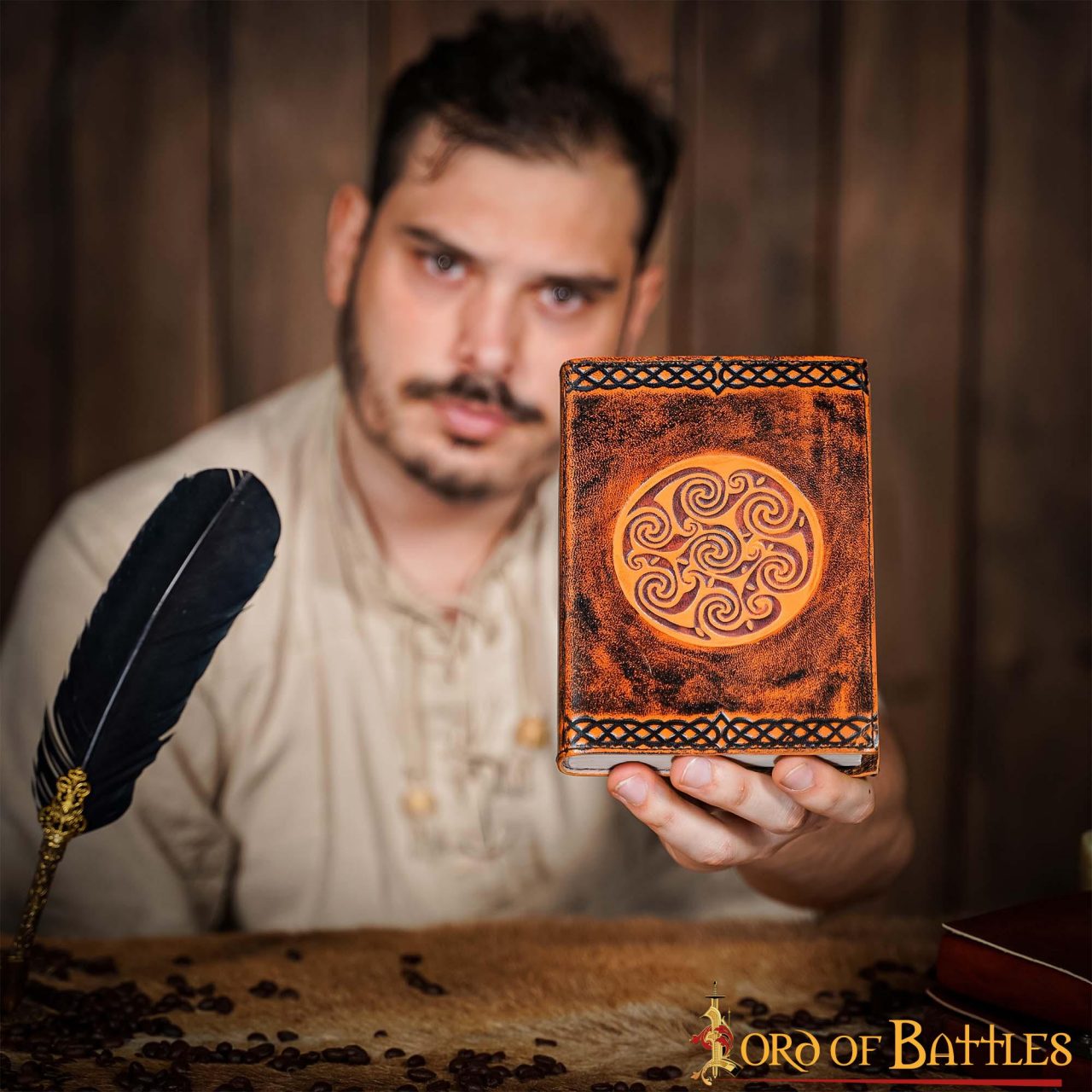 Imagen única de: Diario Medieval de Piel Auténtica Hecho a Mano con Diseño Celta en Espiral