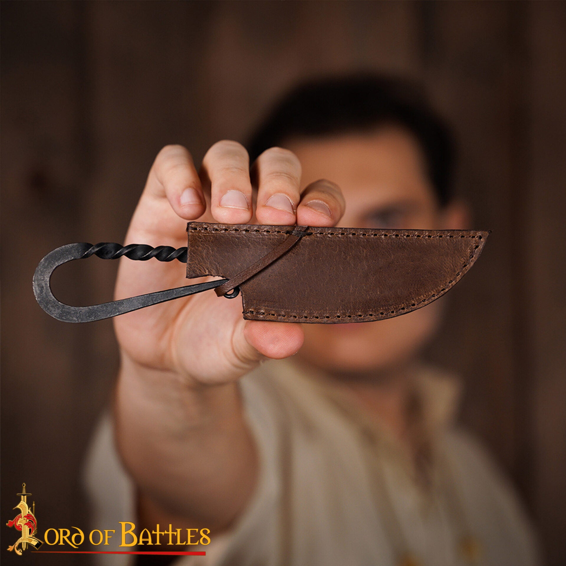 Imagen única de: Auténtico Cuchillo Vikingo de Hierro Forjado a Mano - Mango Retorcido con Vaina de Cuero Auténtico