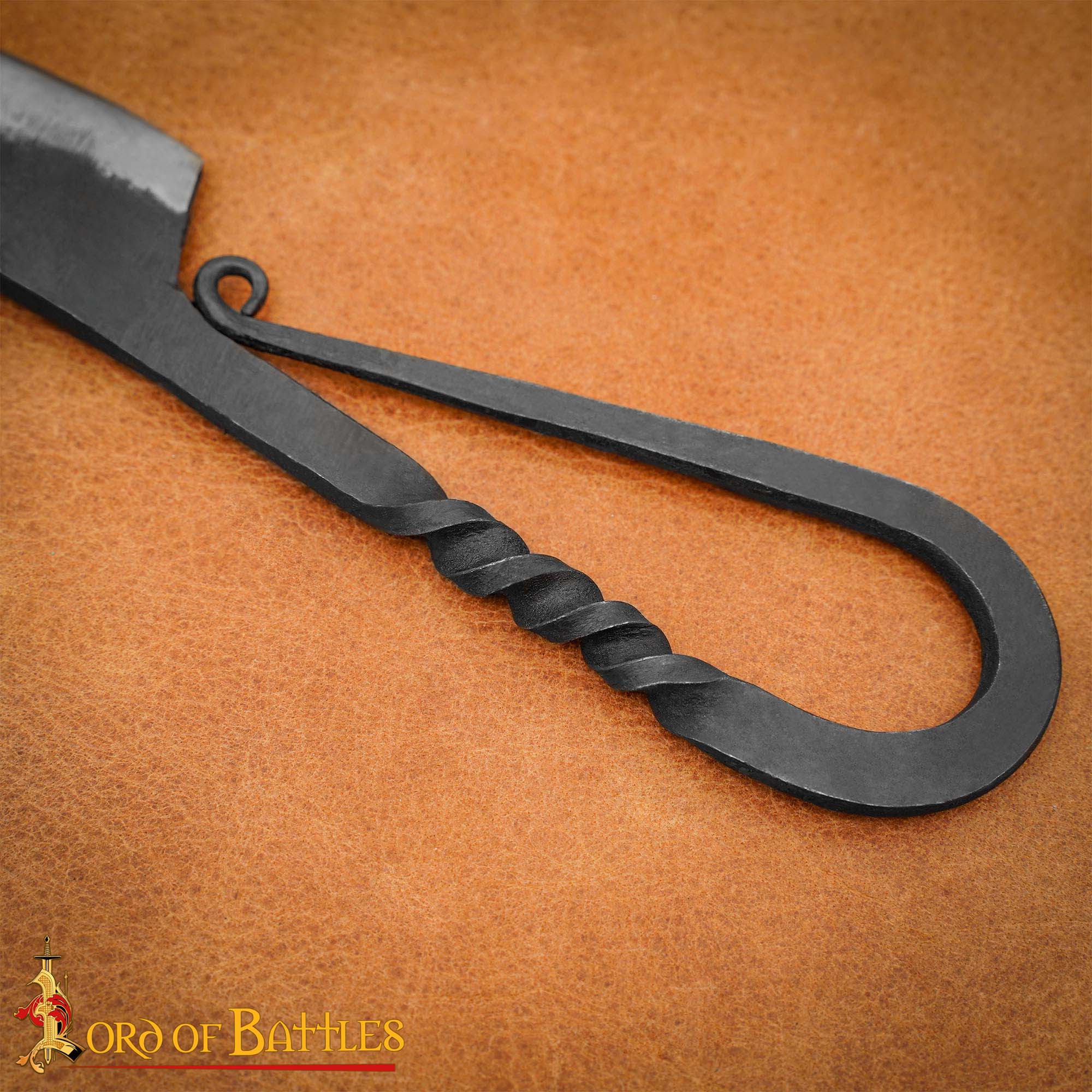 Imagen única de: Auténtico Cuchillo Vikingo de Hierro Forjado a Mano - Mango Retorcido con Vaina de Cuero Auténtico
