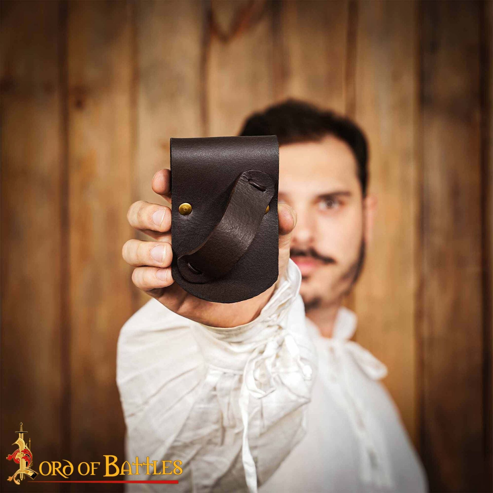 Imagen única de: Rana de Cuero Auténtica Hecha a Mano para Espadas de Madera