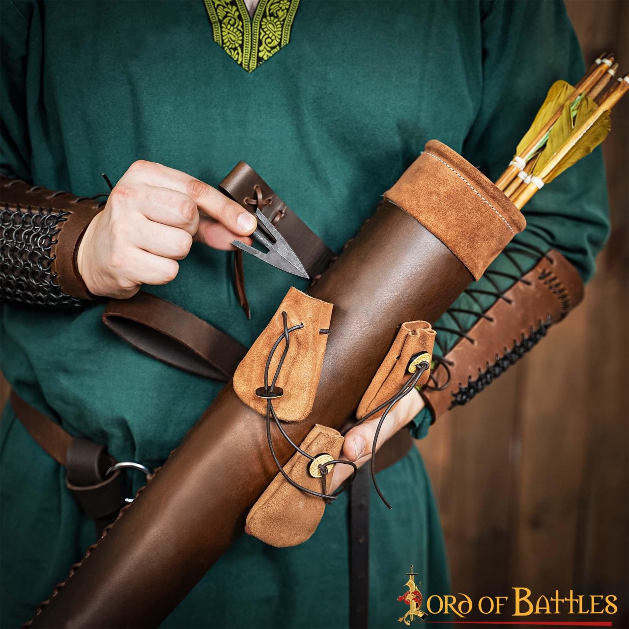 Carcaj Medieval de Cuero con Fundas de Ante - Portaflechas de Tiro con Arco con Correas Ajustables y Hebillas de Latón - Imagen 6