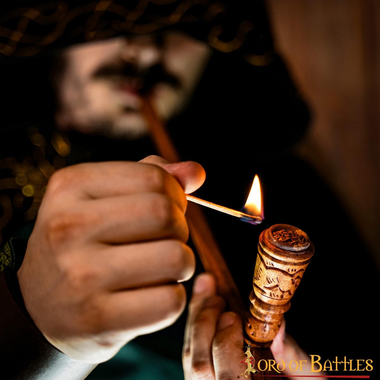 Imagen única de: Pipa Artesanal de Madera de Acacia con Incrustaciones de Estilo Medieval