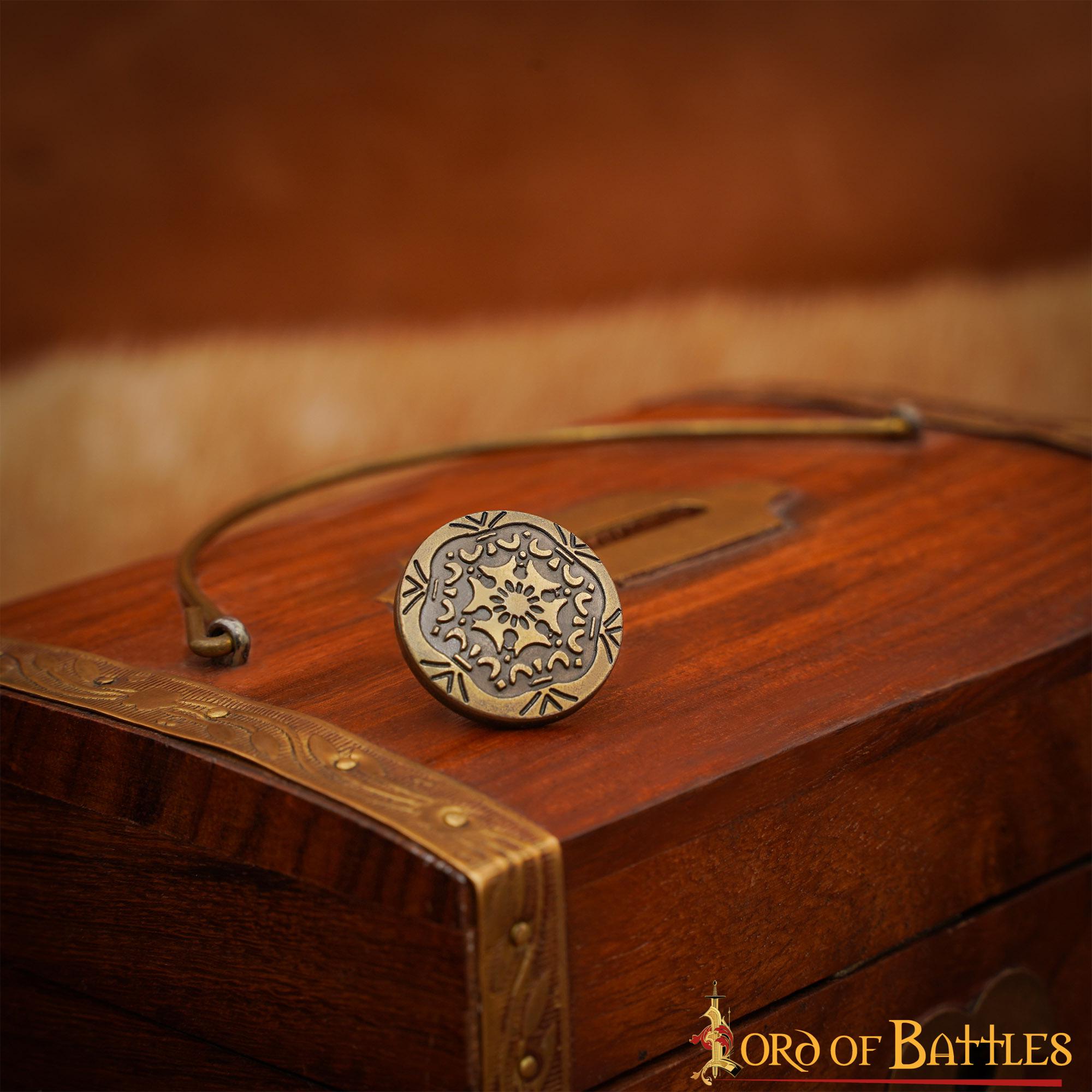 Imagen única de: Botón Decorativo de Latón con Motivo Floral Medieval - Cierre Trasero de Remache