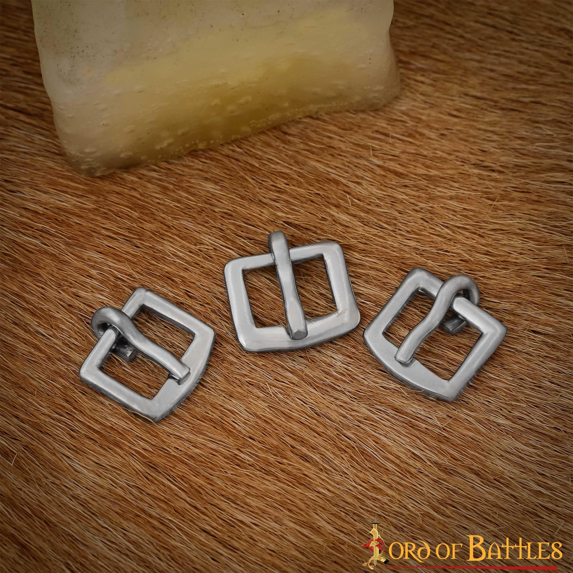 Imagen única de: Hebillas Medievales Niqueladas del Siglo Xiv - Juego de 3 Cierres de Acero para Cinturones, Armaduras y Artesanía de Cuero