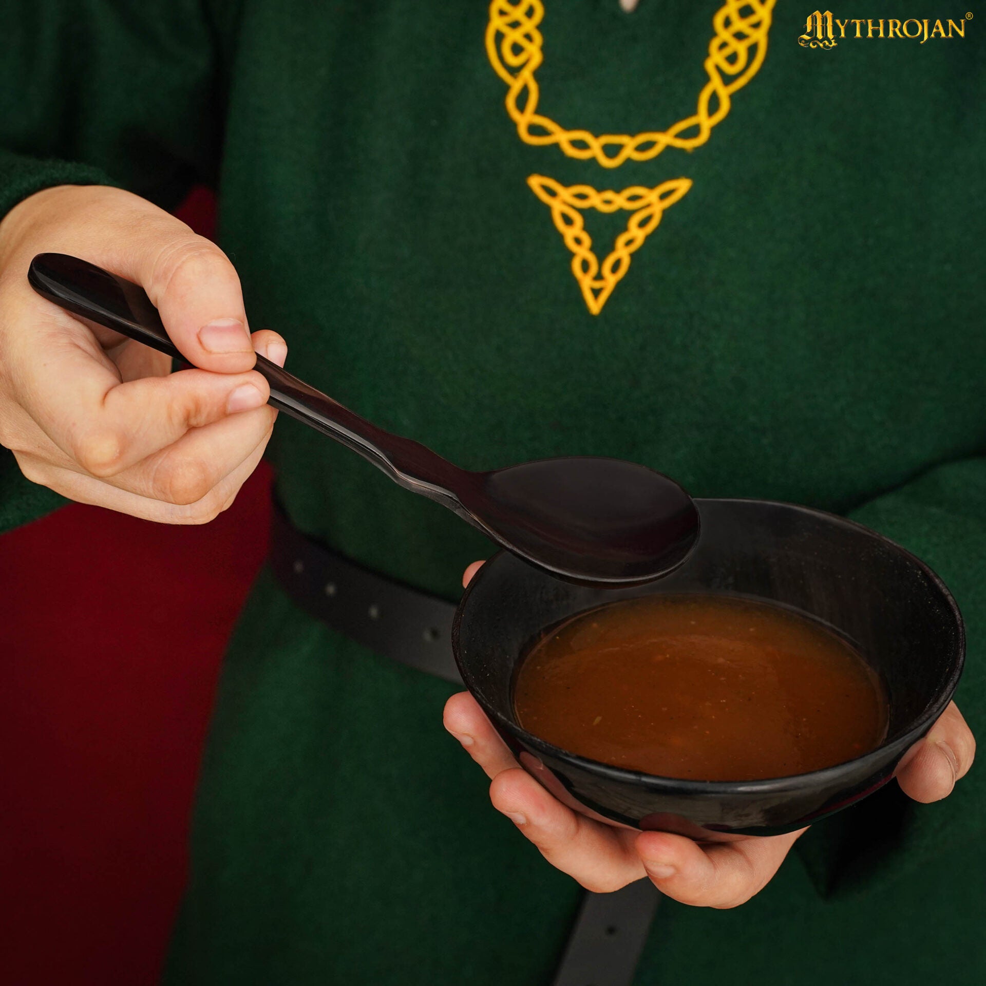 Imagen única de: Juego de 2 Cucharas de Cuerno de Búfalo - Utensilios de Cuerno Natural Acabados a Mano (6.75") | Juego de Cucharas Medievales Vikingas Pulidas para Larp, Sca, y Temas Medievales