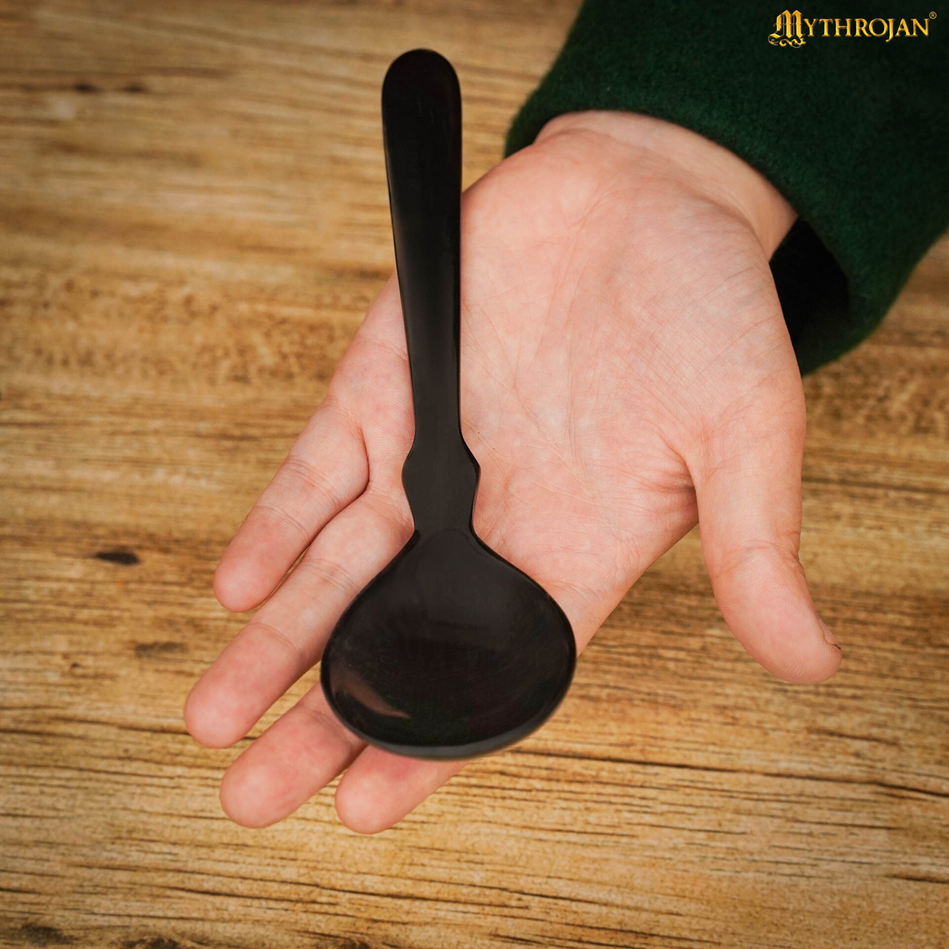 Imagen única de: Juego de 2 Cucharas de Cuerno de Búfalo - Utensilios de Cuerno Natural Acabados a Mano (6.75") | Juego de Cucharas Medievales Vikingas Pulidas para Larp, Sca, y Temas Medievales