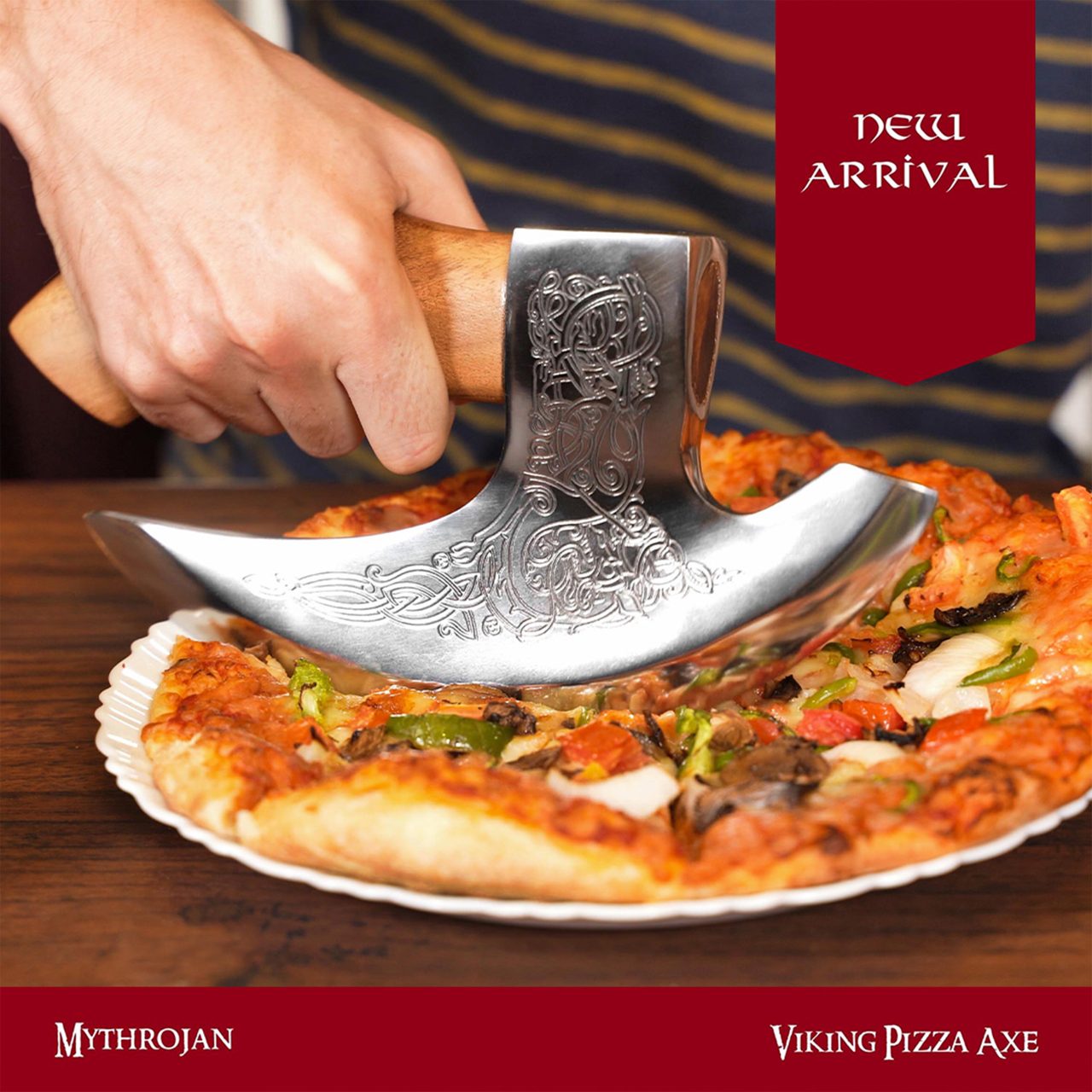 Imagen única de: Mythrojan Hacha Vikinga para Pizza - Cortador de Pizza de Acero Inoxidable Forjado a Mano con Mango de Acacia Maciza y Funda de Cuero - Grabado Celta - Caja de Regalo