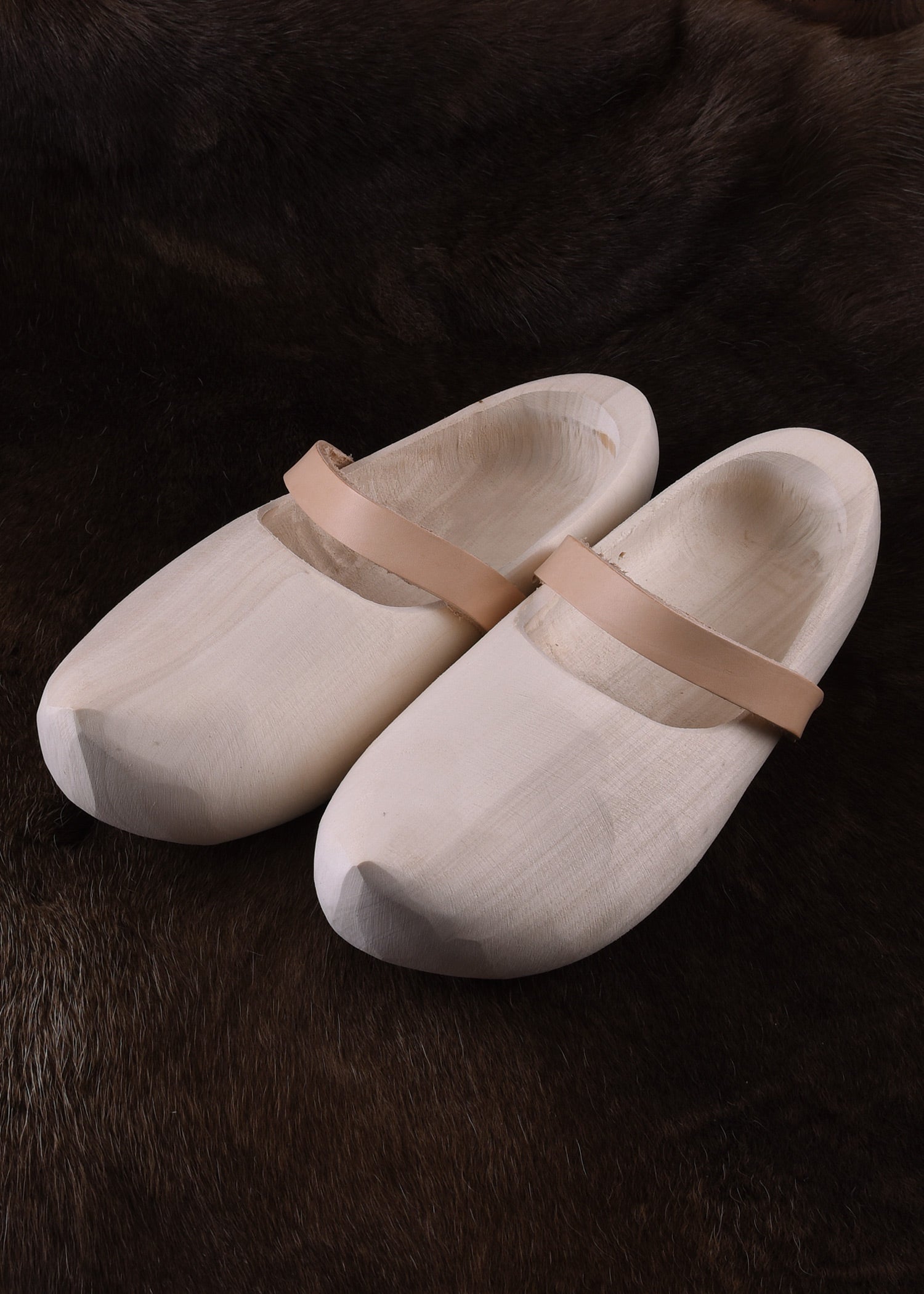 Imagen única de: Zapatos De Madera Con Correas De Cuero.