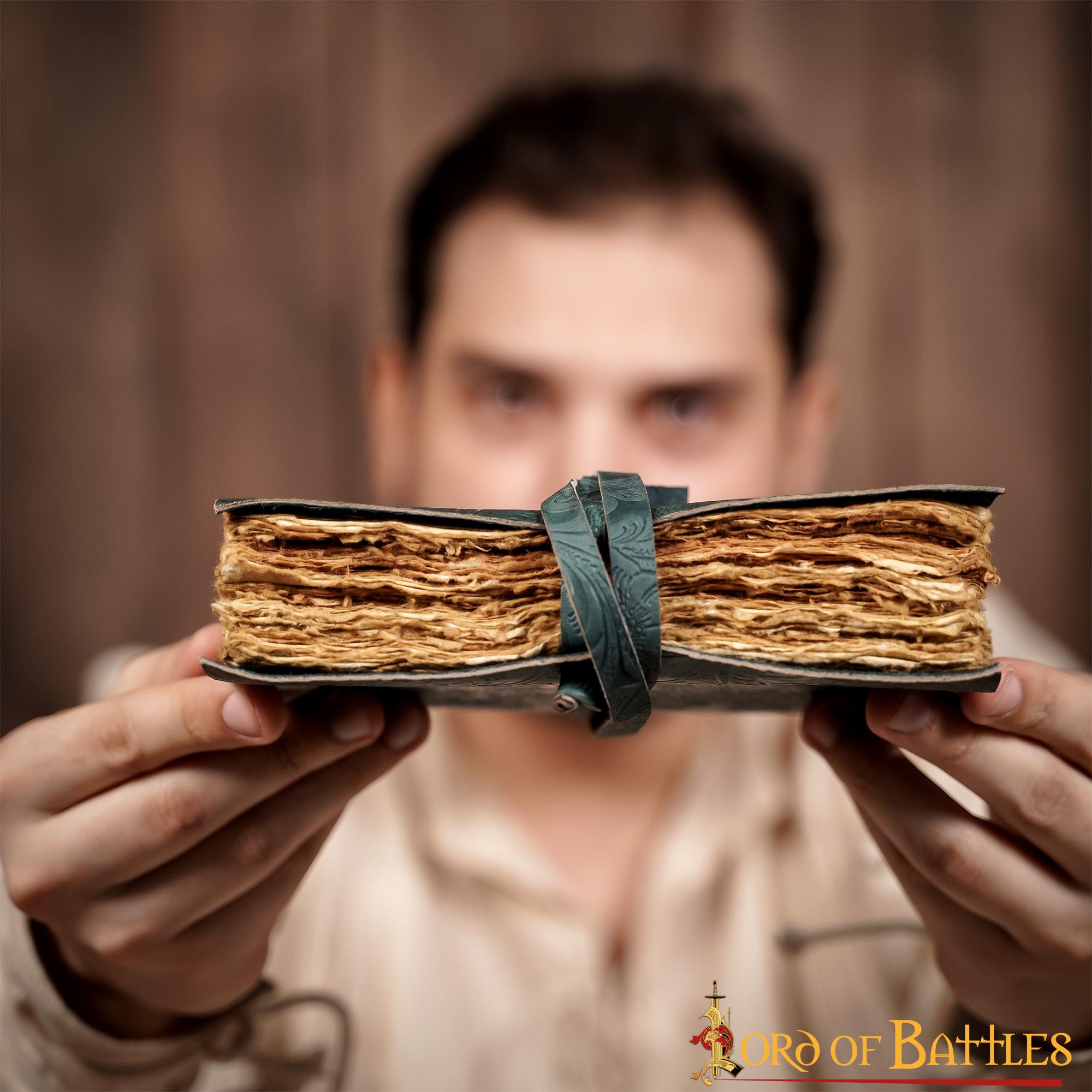 Imagen única de: Diario Medieval de Cuero con Papel Antiguo -verde - Diario Hecho a Mano