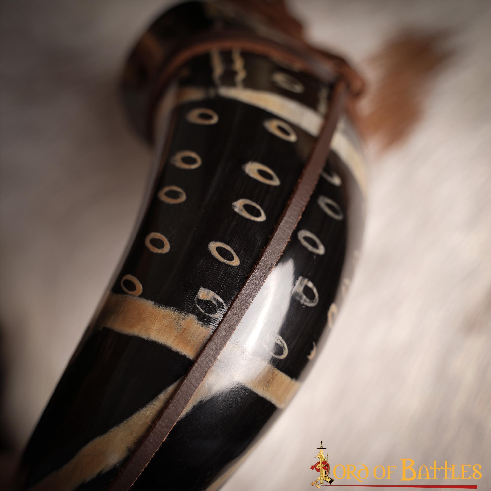 Imagen única de: Cuerno Medieval para Beber 400 - 500 Ml con Cuerda de Cuero Hecho a Mano Verdadero Cuerno de Buey