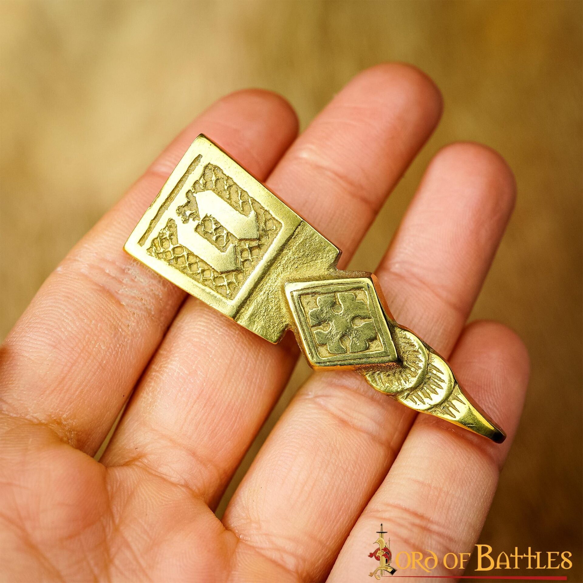 Imagen única de: Intrincado Cinturón Medieval de Latón Macizo Accesorio Funcional Chape