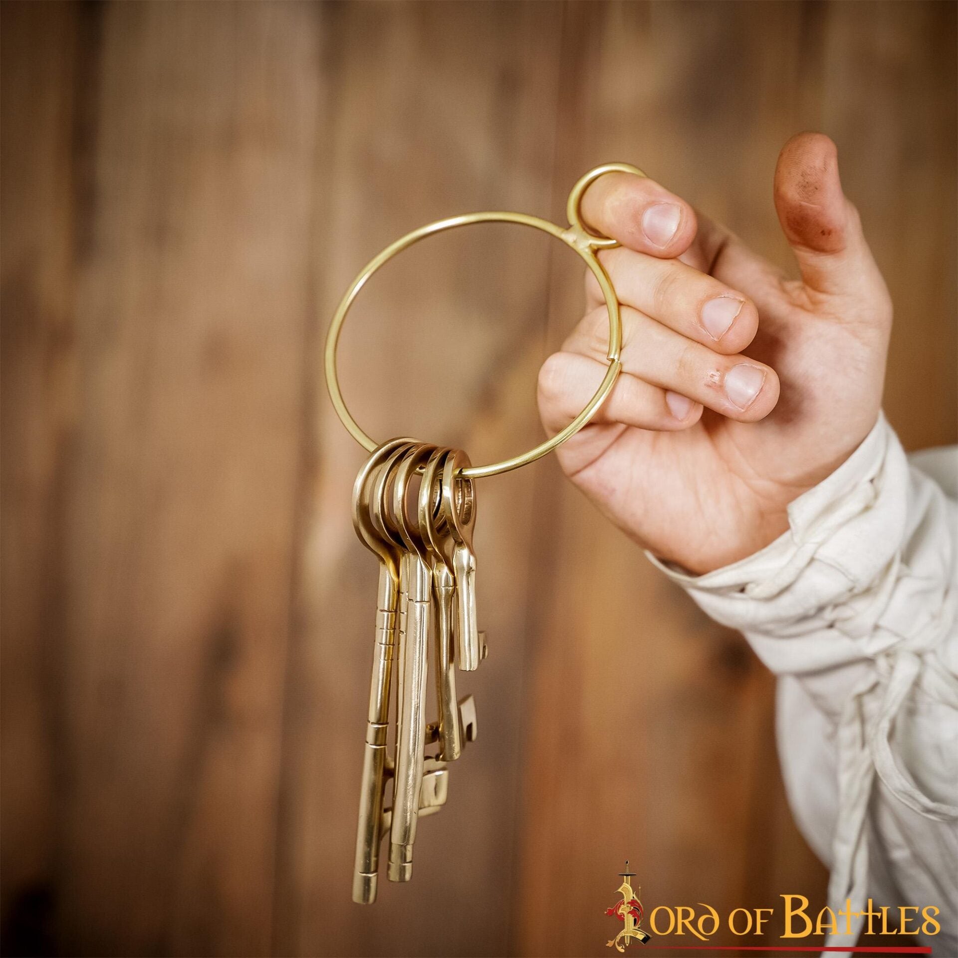 Imagen única de: Juego de Llaves Medievales de Latón para Mazmorras - Réplica Histórica de 5 Piezas para Decoración Pirata y Salas de Escape