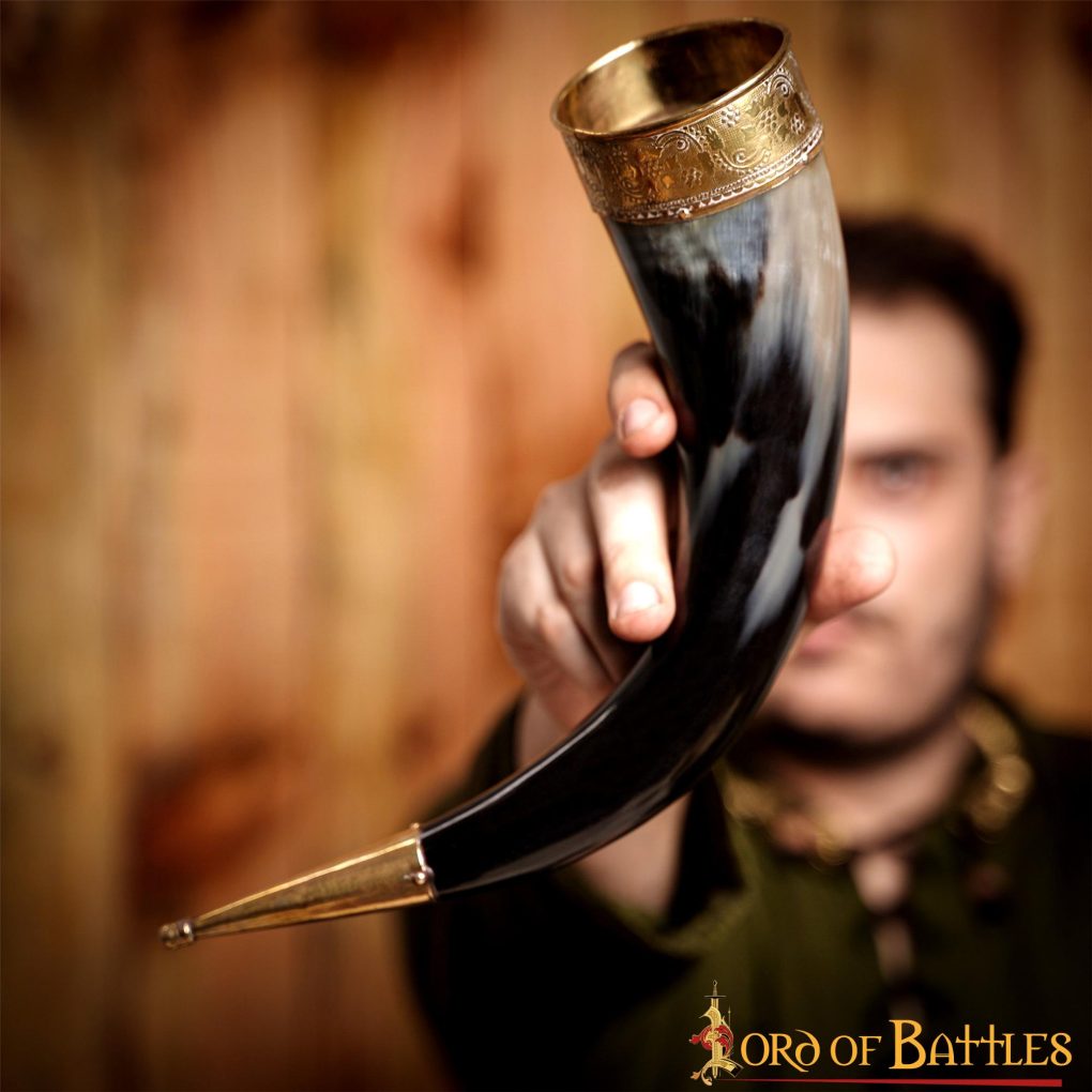 Imagen única de: Cuerno Medieval Vikingo para Beber con Accesorios de Latón Puro Cuerno de Buey Auténtico Hecho a Mano