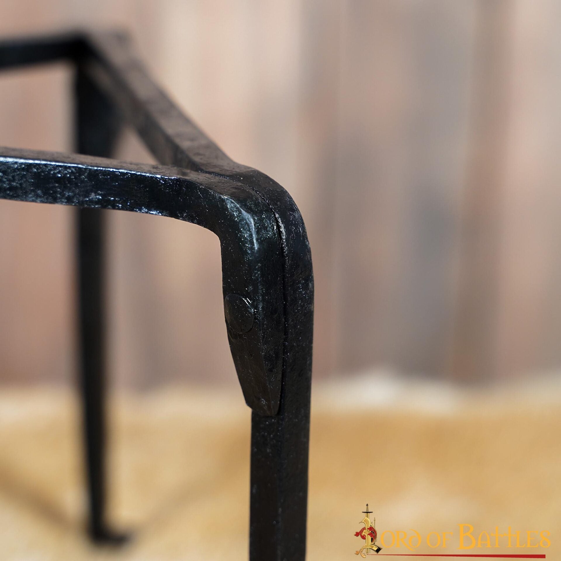 Imagen única de: Trípode de Hierro Forjado a Mano - 9 Pulgadas Acabado Negro - Soporte Medieval para Olla de Campamento