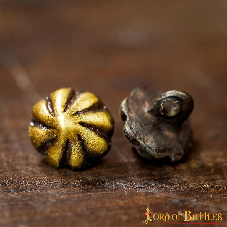 Imagen única de: Botones Cónicos de Latón del Siglo Xv - Juego de 6 Cierres Históricos para Prendas de Vestir