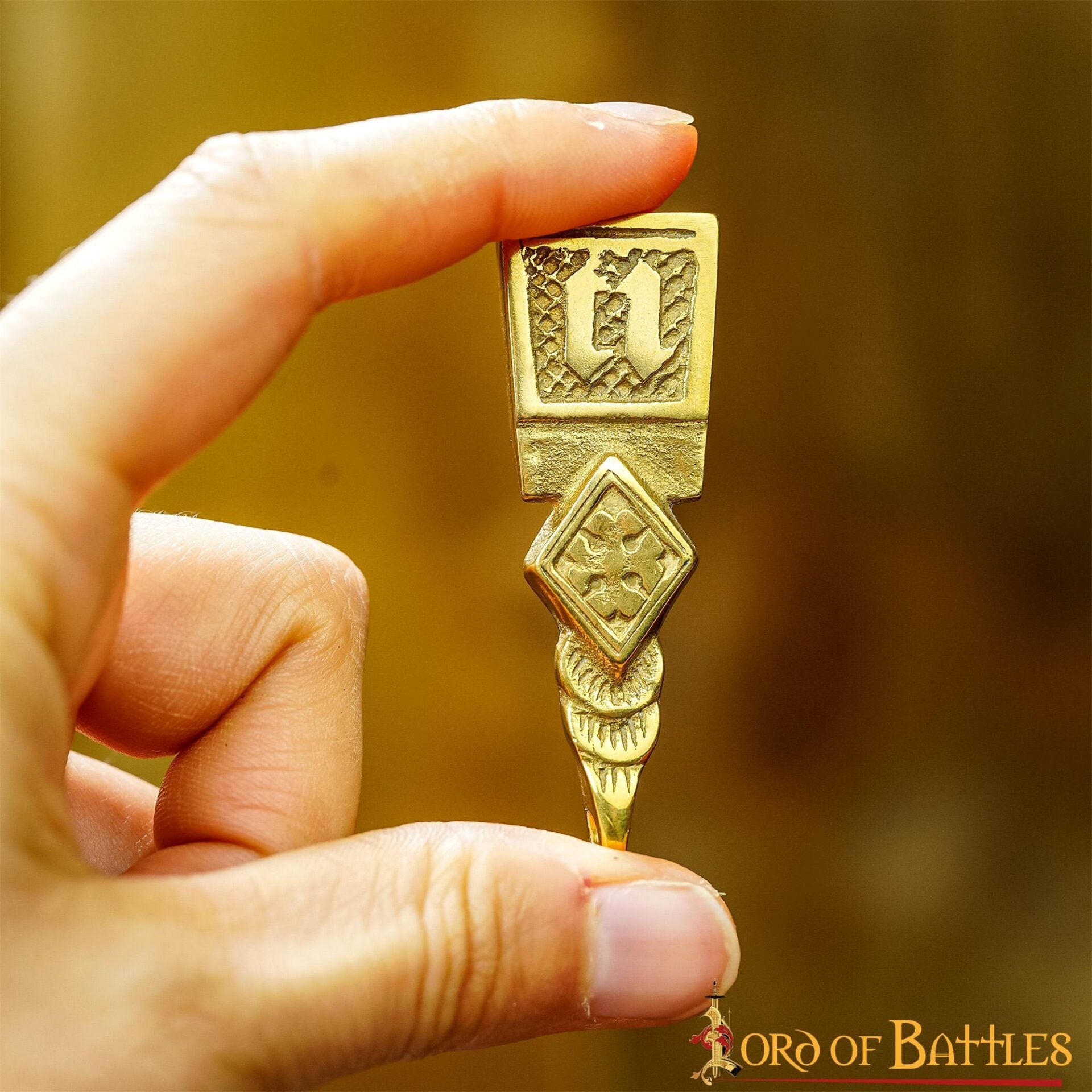 Imagen única de: Intrincado Cinturón Medieval de Latón Macizo Accesorio Funcional Chape
