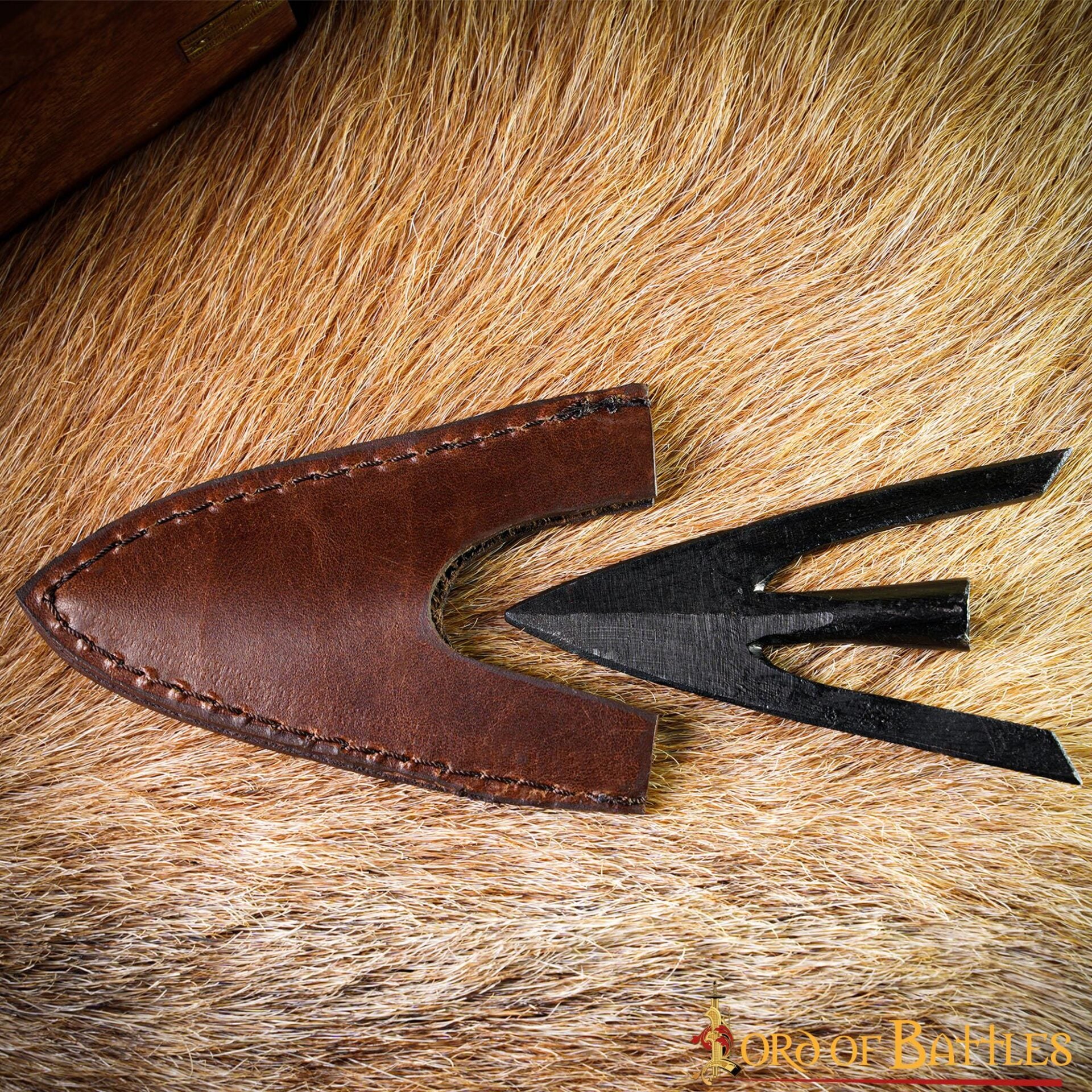 Imagen única de: Punta de Flecha Medieval de Caza de Cola de Golondrina con Vaina de Cuero Auténtico