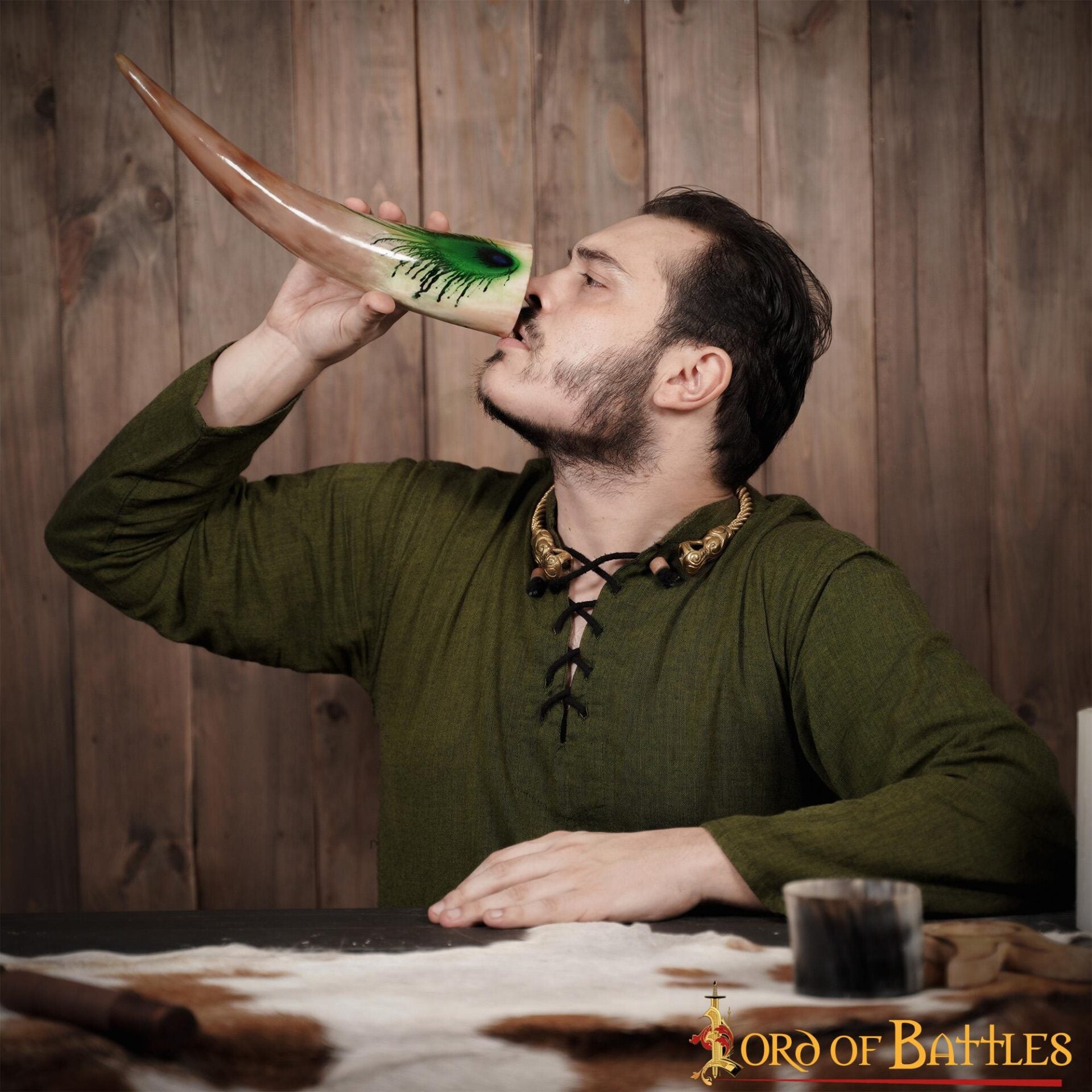 Imagen única de: "la Pluma Mística" Cuerno para Beber 500 - 600 Ml Cuerno de Buey Auténtico Hecho a Mano - Descatalogado