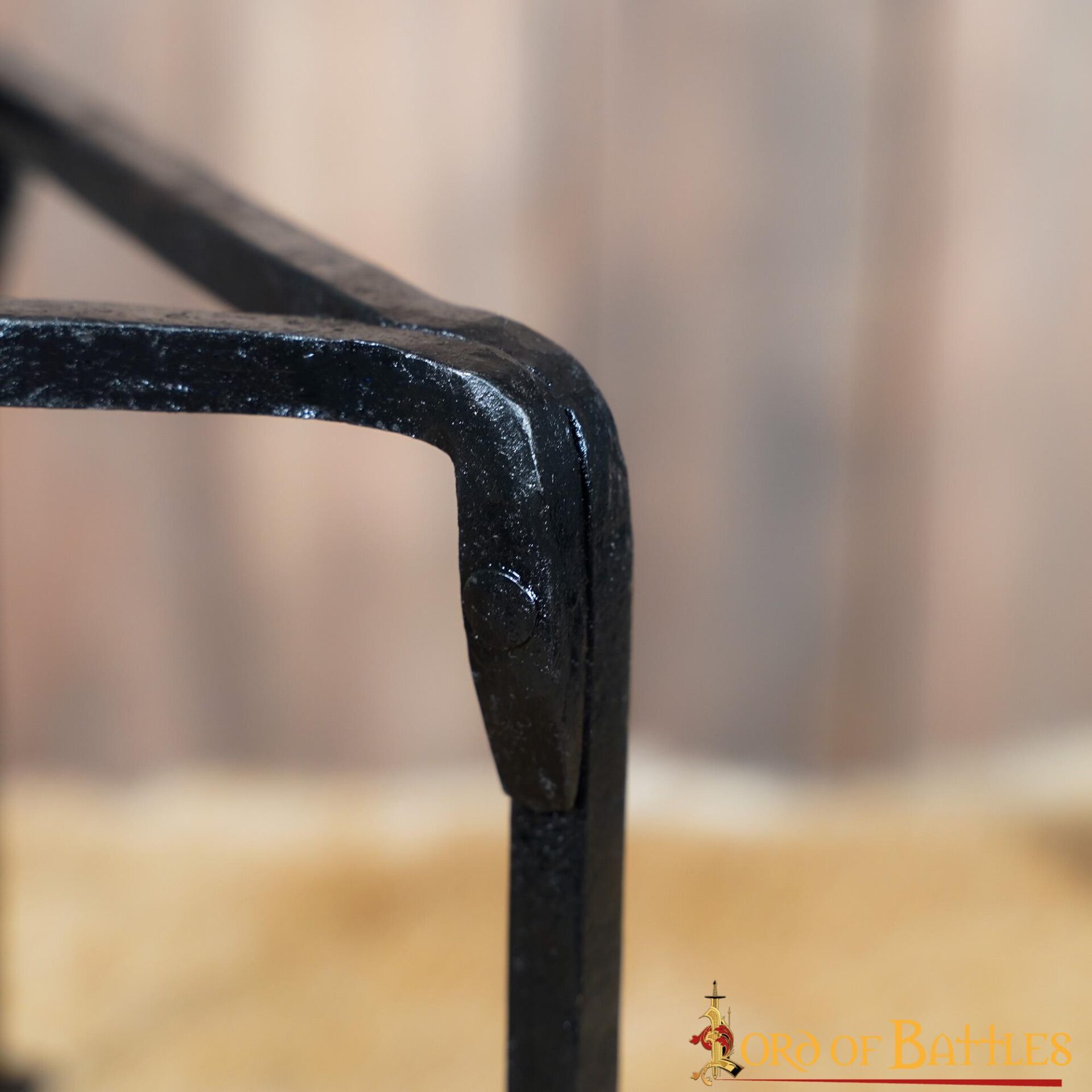 Imagen única de: Trípode de Hierro Forjado a Mano - 9 Pulgadas Acabado Negro - Soporte Medieval para Olla de Campamento