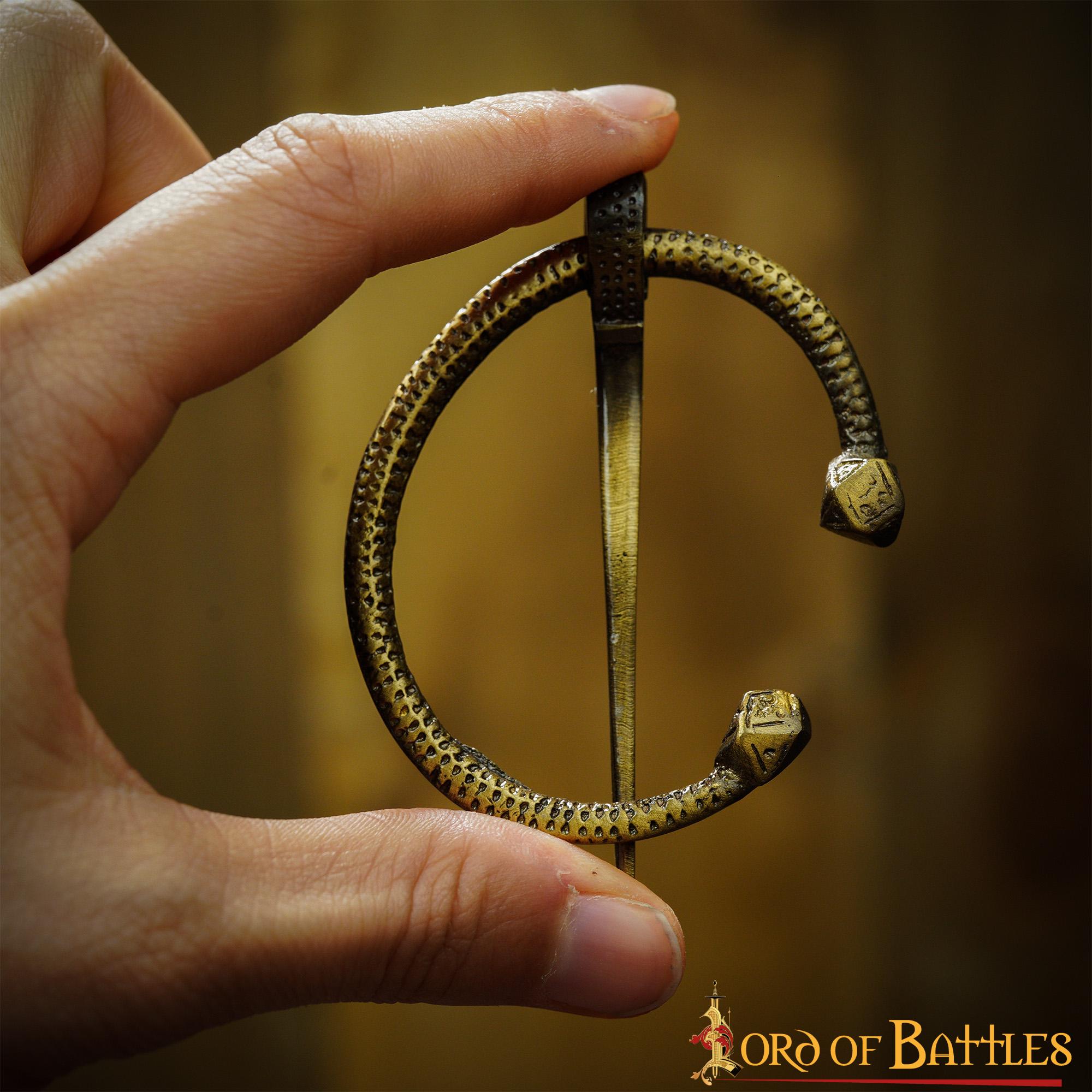 Imagen única de: Broche Penannular de Latón Antiguo - Capa Vikinga