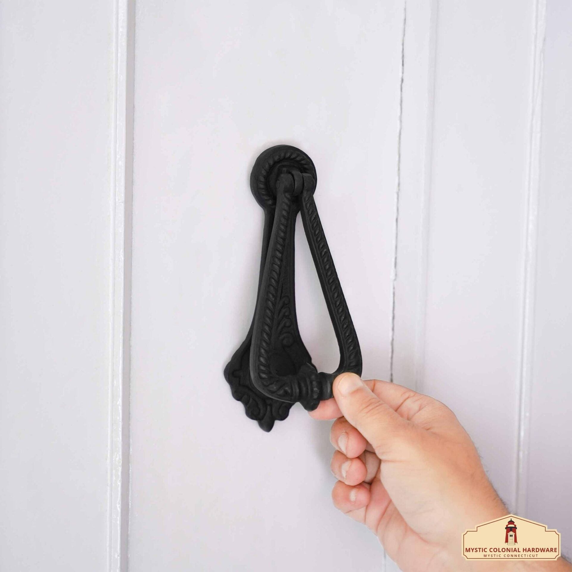 Imagen única de: Aldaba Georgiana Rústica de Hierro Fundido: Ideal para Ambientes Victorianos, Coloniales, Retro, Steampunk, Góticos, Barrocos y Medievales, (17,2x7) Cm