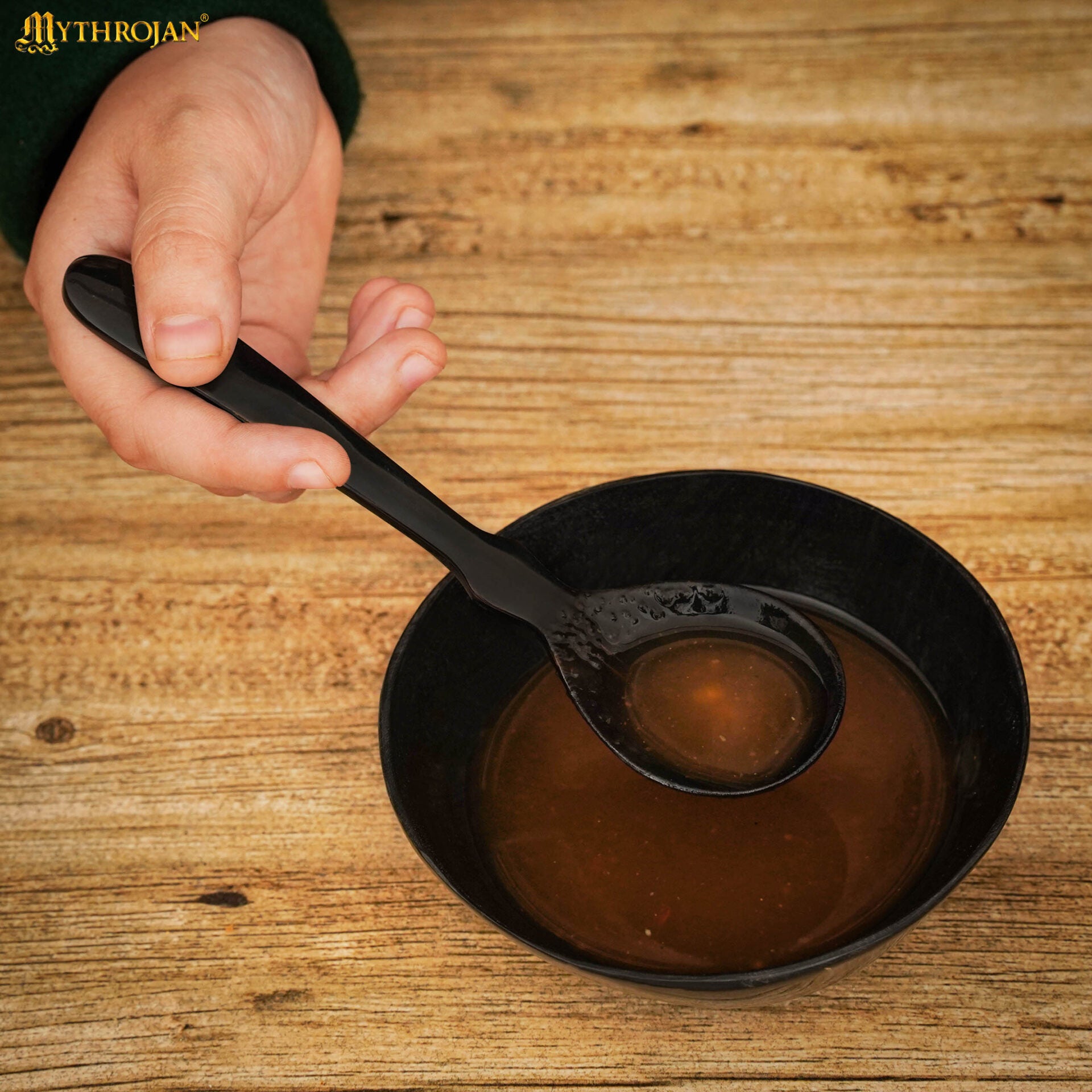 Imagen única de: Juego de 2 Cucharas de Cuerno de Búfalo - Utensilios de Cuerno Natural Acabados a Mano (6.75") | Juego de Cucharas Medievales Vikingas Pulidas para Larp, Sca, y Temas Medievales