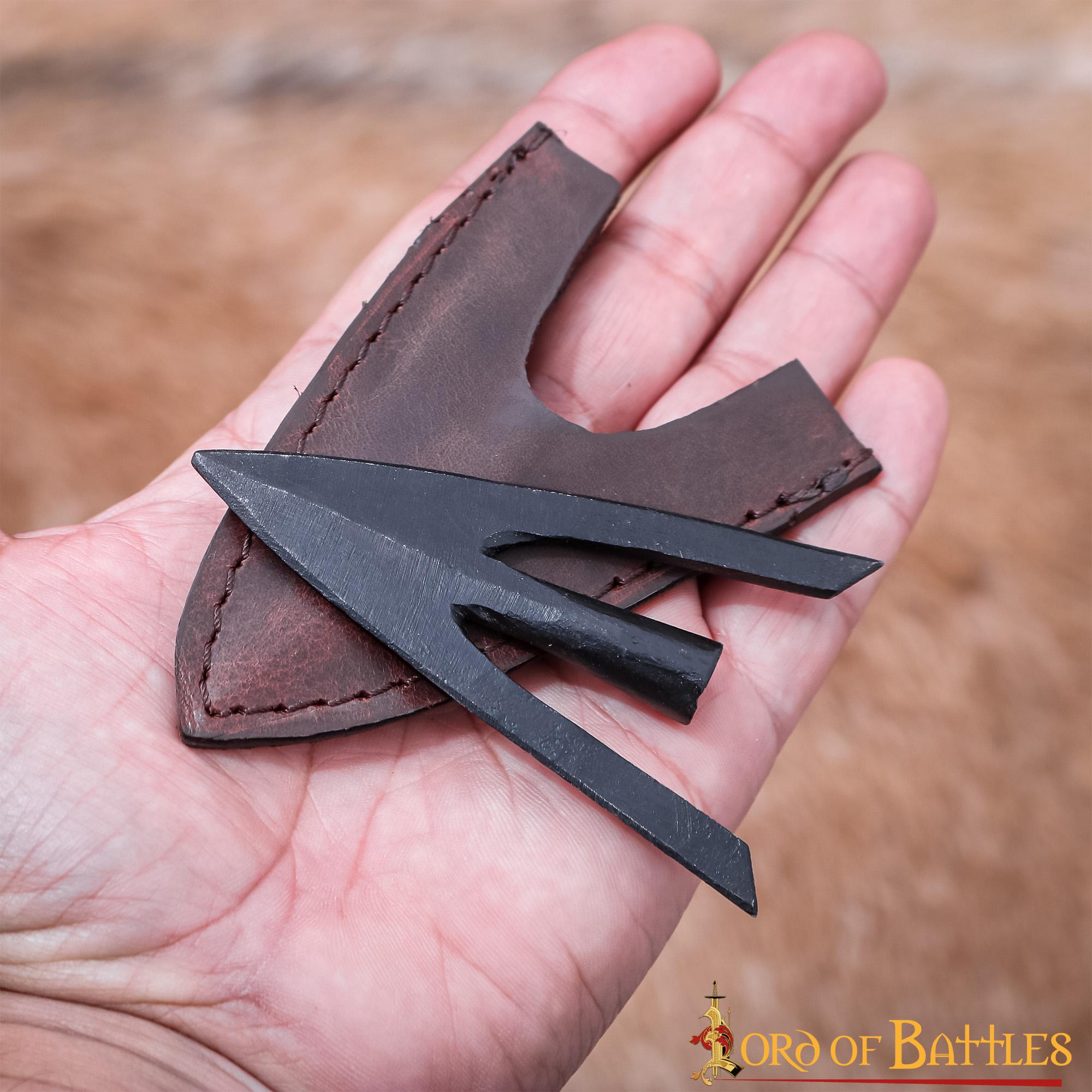 Imagen única de: Punta de Flecha Medieval de Caza de Cola de Golondrina con Vaina de Cuero Auténtico