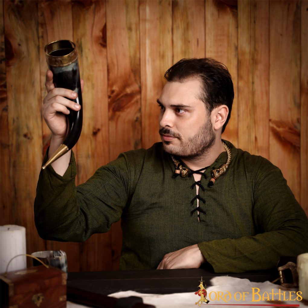 Imagen única de: Cuerno Medieval Vikingo para Beber con Accesorios de Latón Puro Cuerno de Buey Auténtico Hecho a Mano