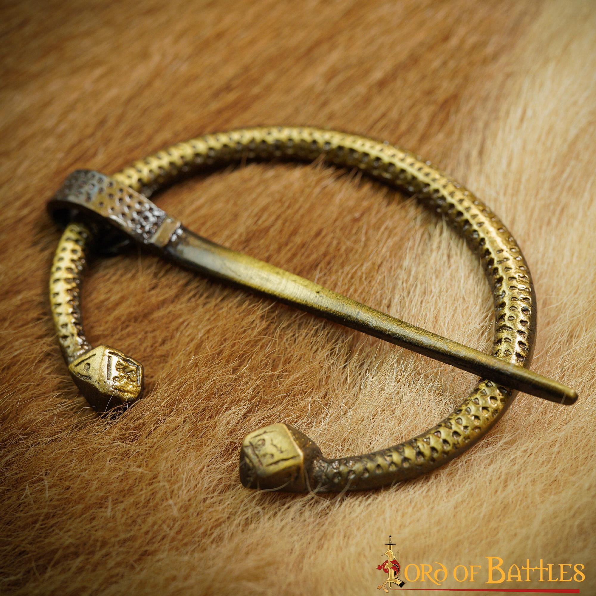 Imagen única de: Broche Penannular de Latón Antiguo - Capa Vikinga