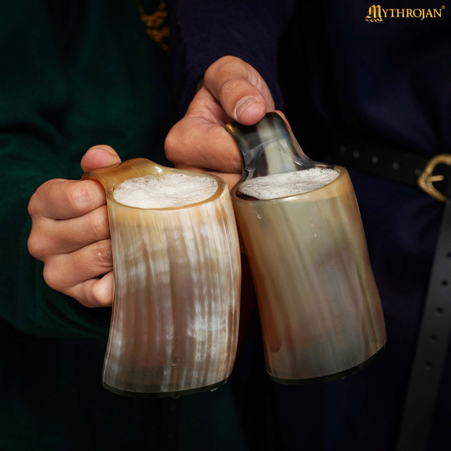 Imagen única de: Juego de 2 Tazas de Cerveza Mythrojan Viking Horn - Tazas de Cerveza de Cuerno de Buey Pulidas a Mano con Asa - Tazas de Cerveza de Hidromiel de 4.5